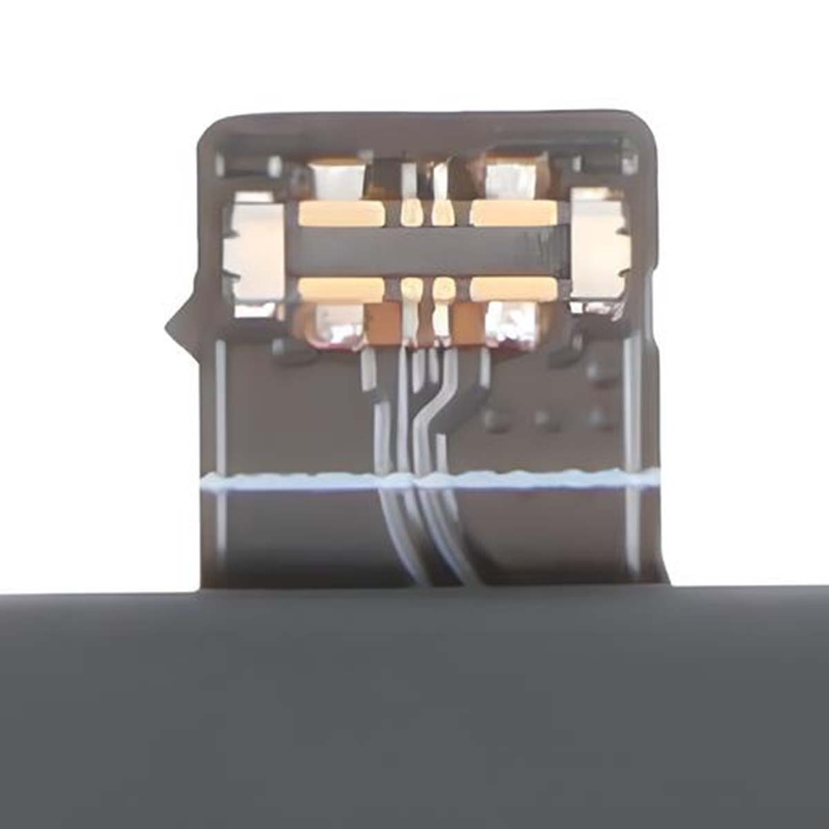Primo piano di un connettore elettronico con contatti dorati e fili.