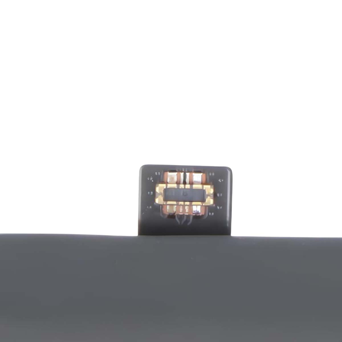 Primo piano di un connettore rettangolare nero con contatti dorati.
