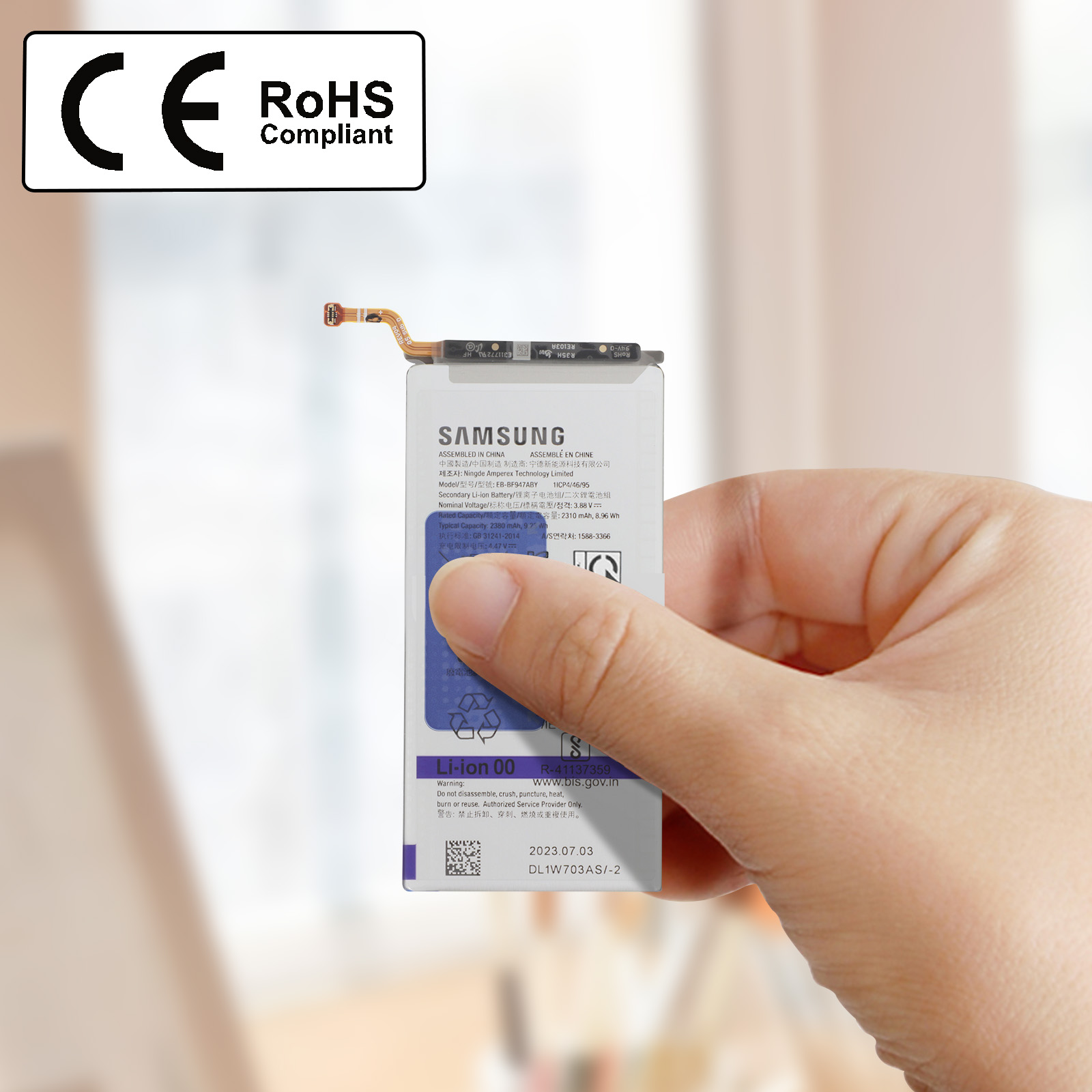 Una batteria Samsung con marchi di conformità CE e RoHS, tenuta da una mano.