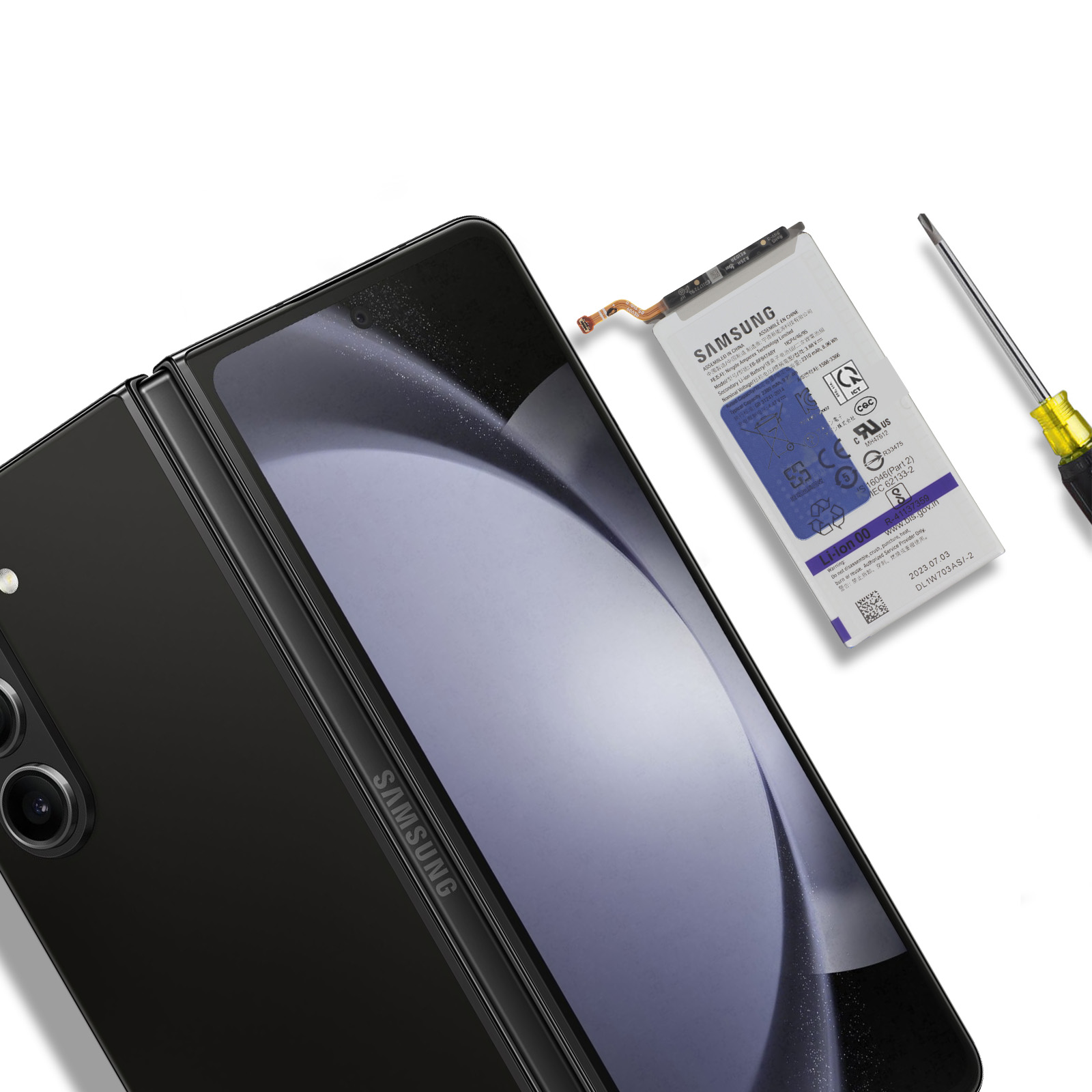 Un telefono pieghevole nero giace accanto a una batteria Samsung e un cacciavite.