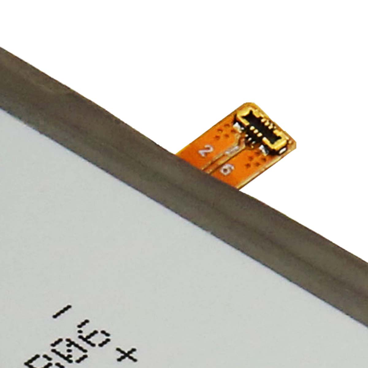 Nahaufnahme eines Batterieanschlusses mit goldenen Pins und orangefarbener Platine, Zahlen 2 und 6 sichtbar.