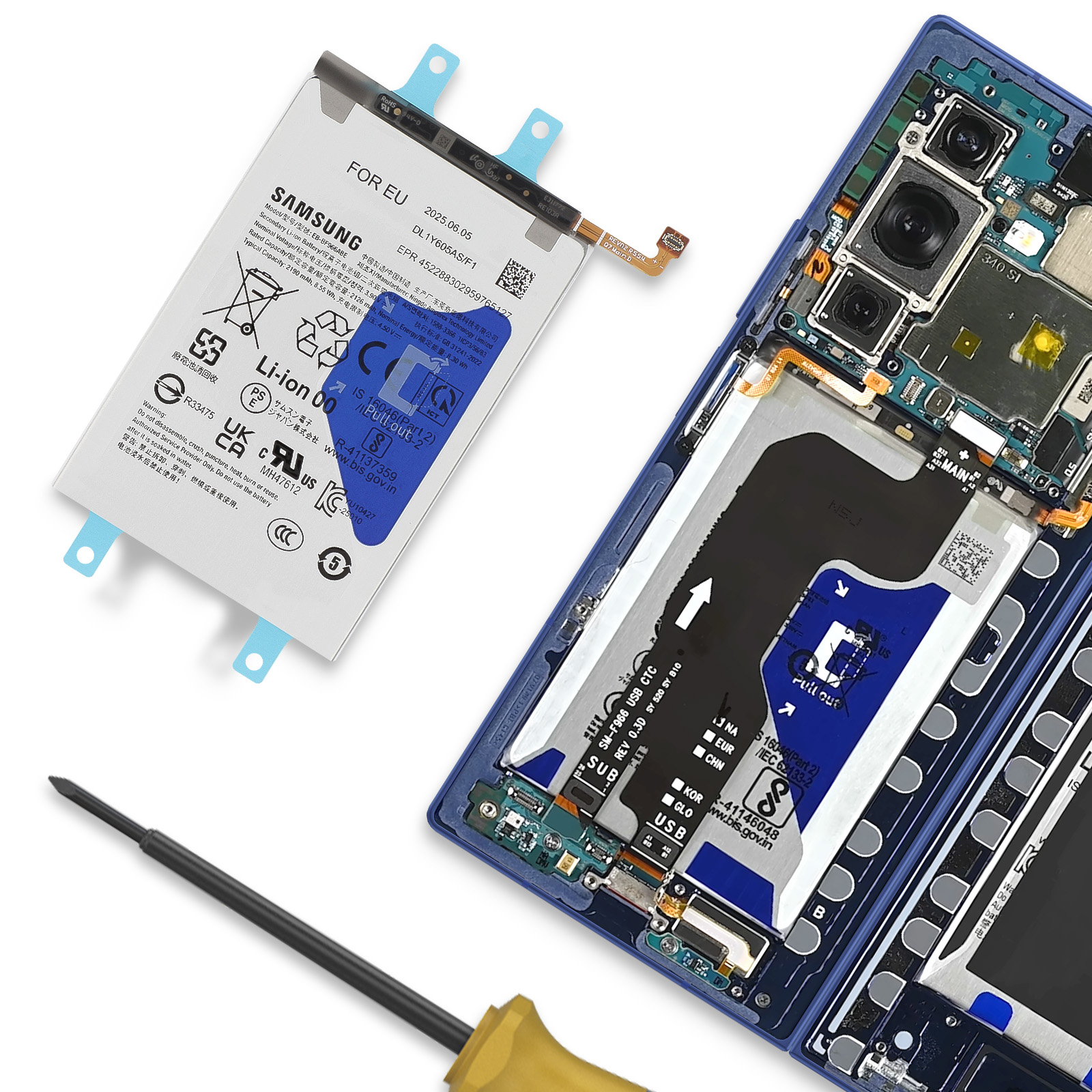 Ein Samsung-Akku und ein geöffnetes Smartphone mit freiliegender Platine und Schraubendreher.