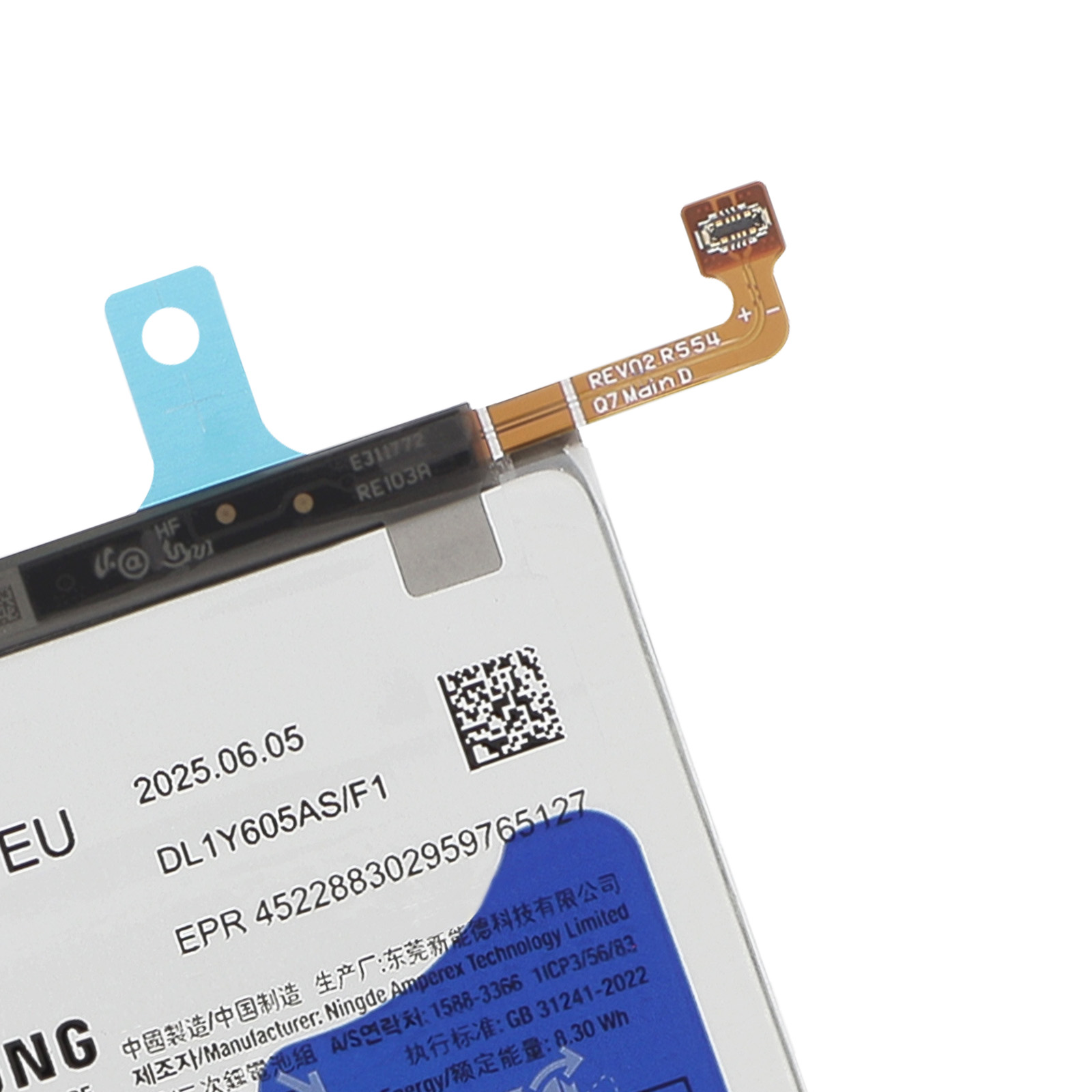 Ein Smartphone-Akku mit flexiblen Kabeln und Beschriftungen wie Datum und Modellnummer.
