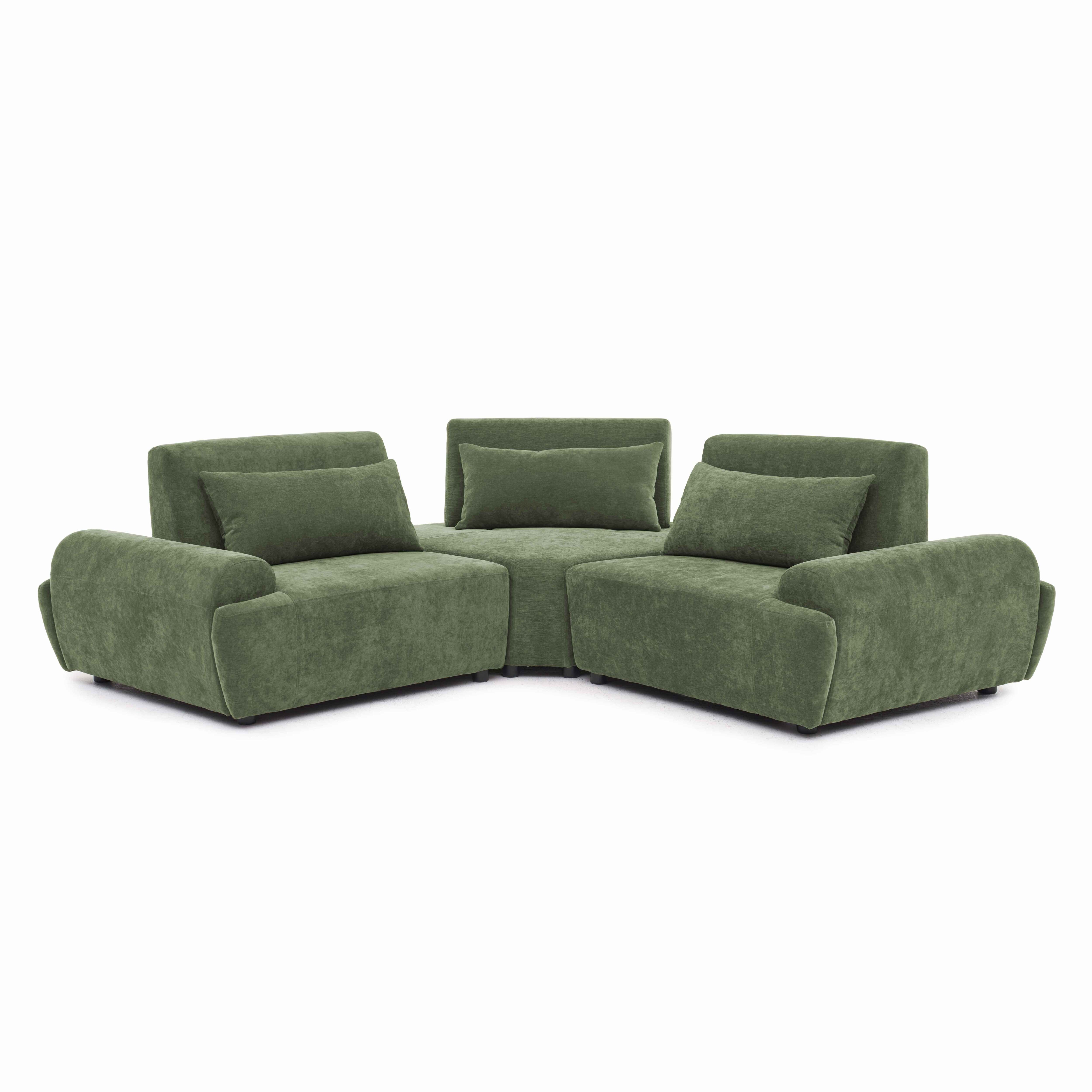 Ein grünes Ecksofa mit drei Sitzflächen und Kissen auf weißem Hintergrund.