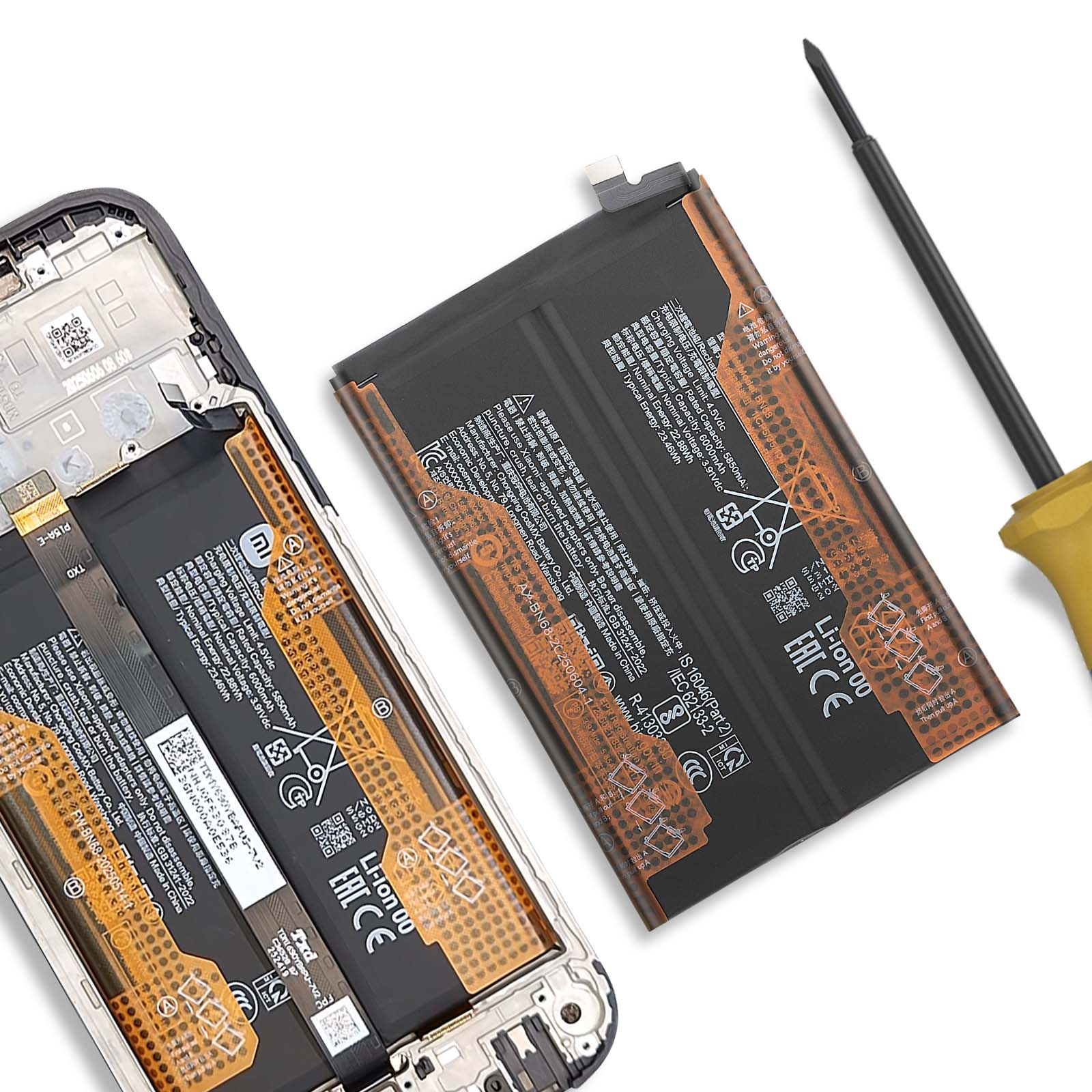 Una batteria per smartphone e un attrezzo giacciono accanto a uno smartphone aperto.