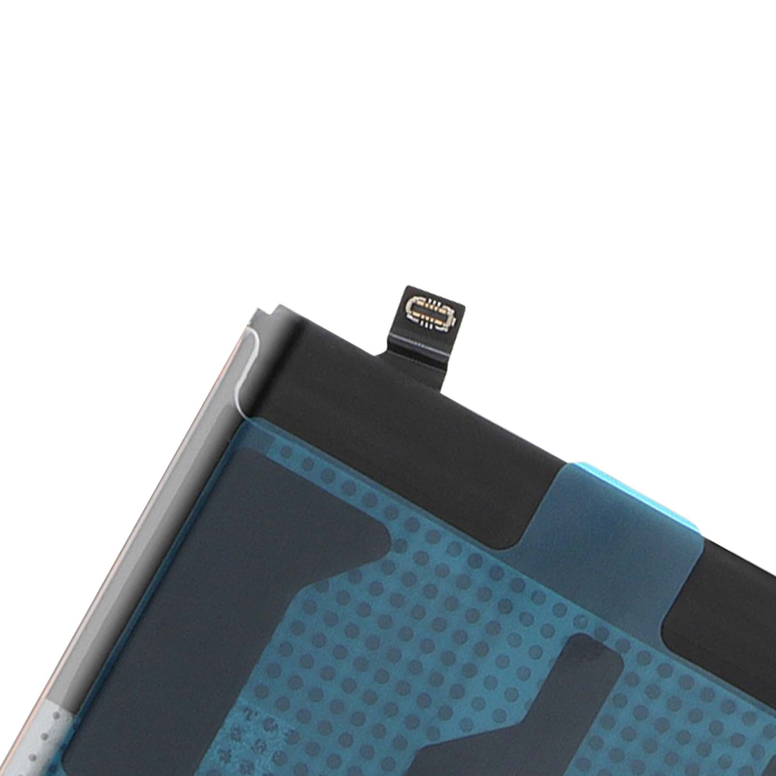 Primo piano di una batteria nera con un connettore argentato.