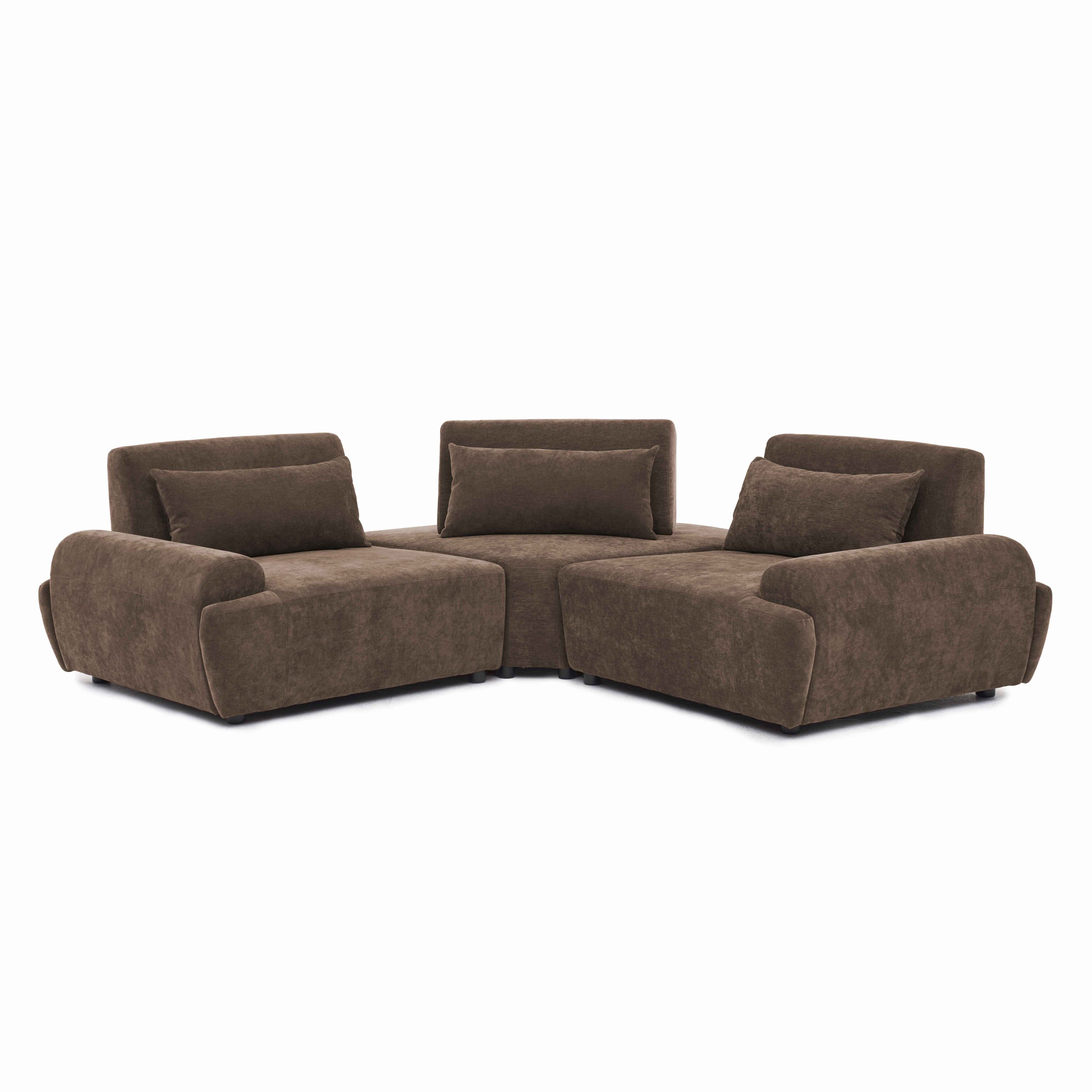 Ein braunes Ecksofa mit drei Sitzbereichen und Kissen vor weißem Hintergrund.