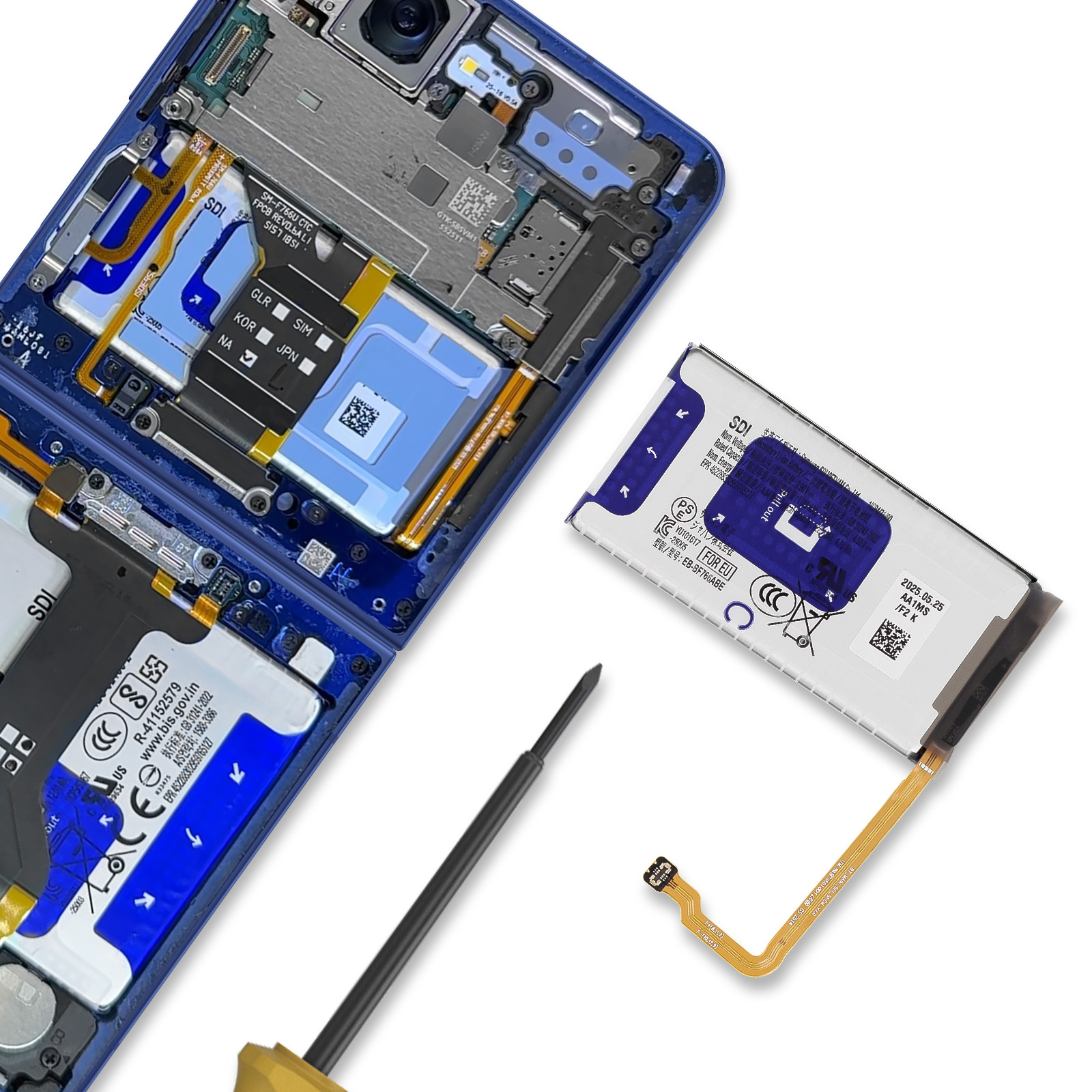Uno smartphone è in riparazione. Una batteria e un cacciavite sono vicini.