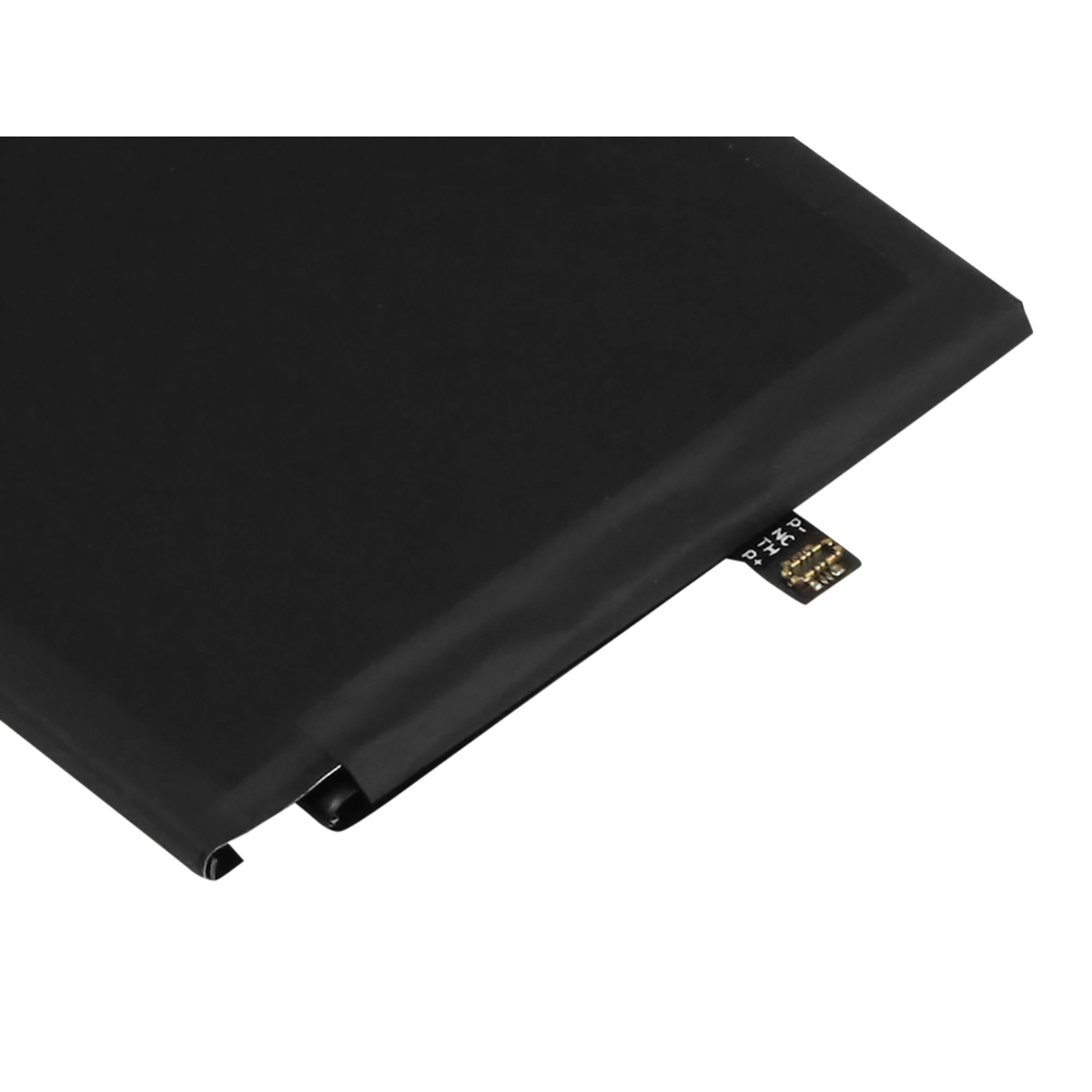 Batteria nera con un piccolo connettore su sfondo bianco.