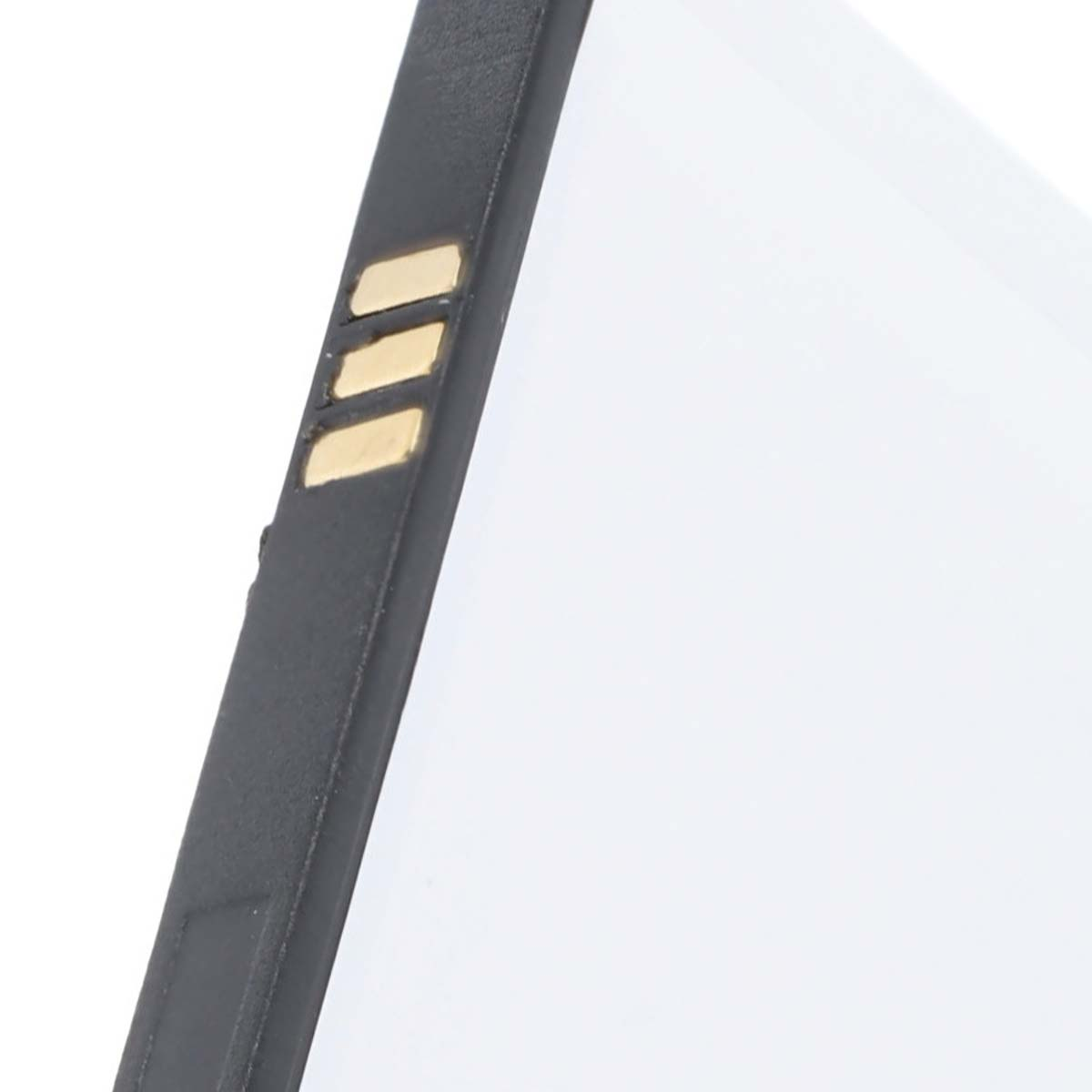 Primo piano di una batteria nera con tre connettori dorati sul lato sinistro.