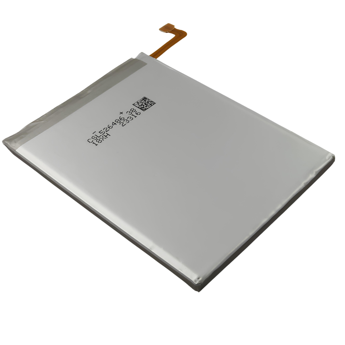 Ein Smartphone-Akku mit einem goldenen Flachbandkabel auf weißem Hintergrund.