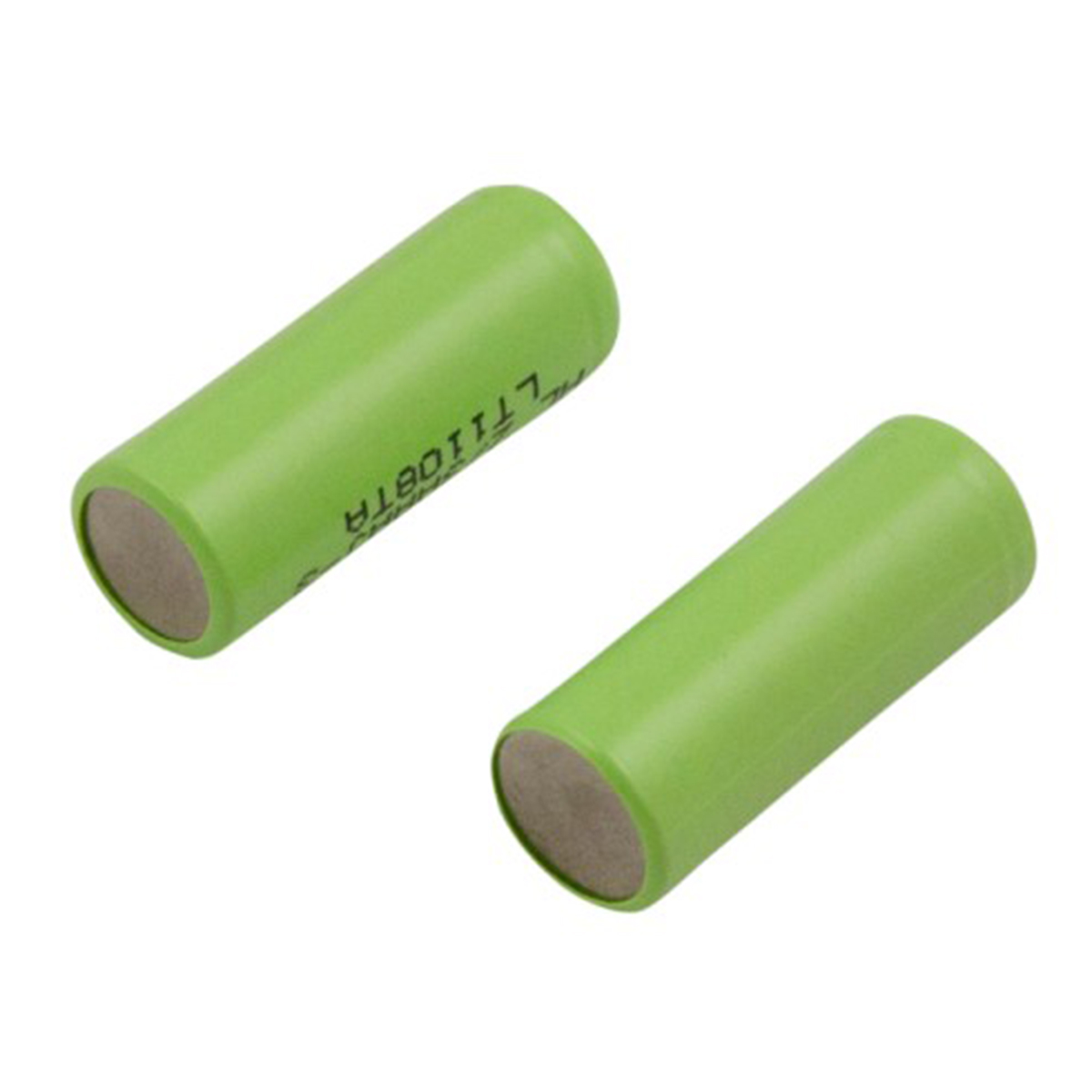 Due batterie cilindriche verdi con cime argentate su sfondo bianco.