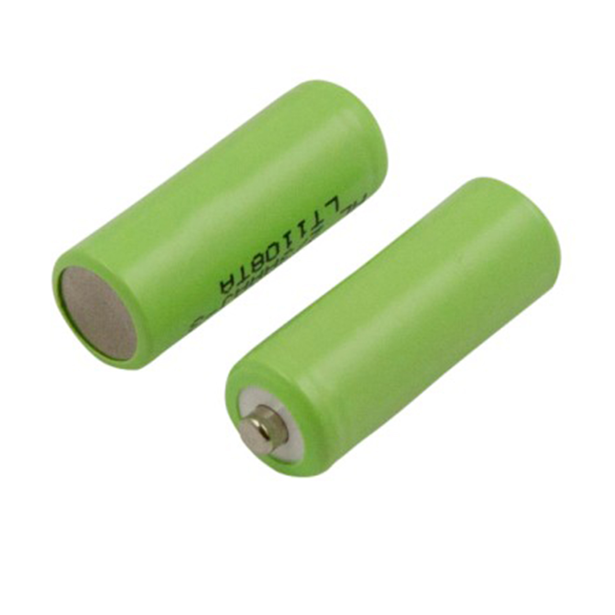Due batterie verdi giacciono una accanto all'altra su sfondo bianco.