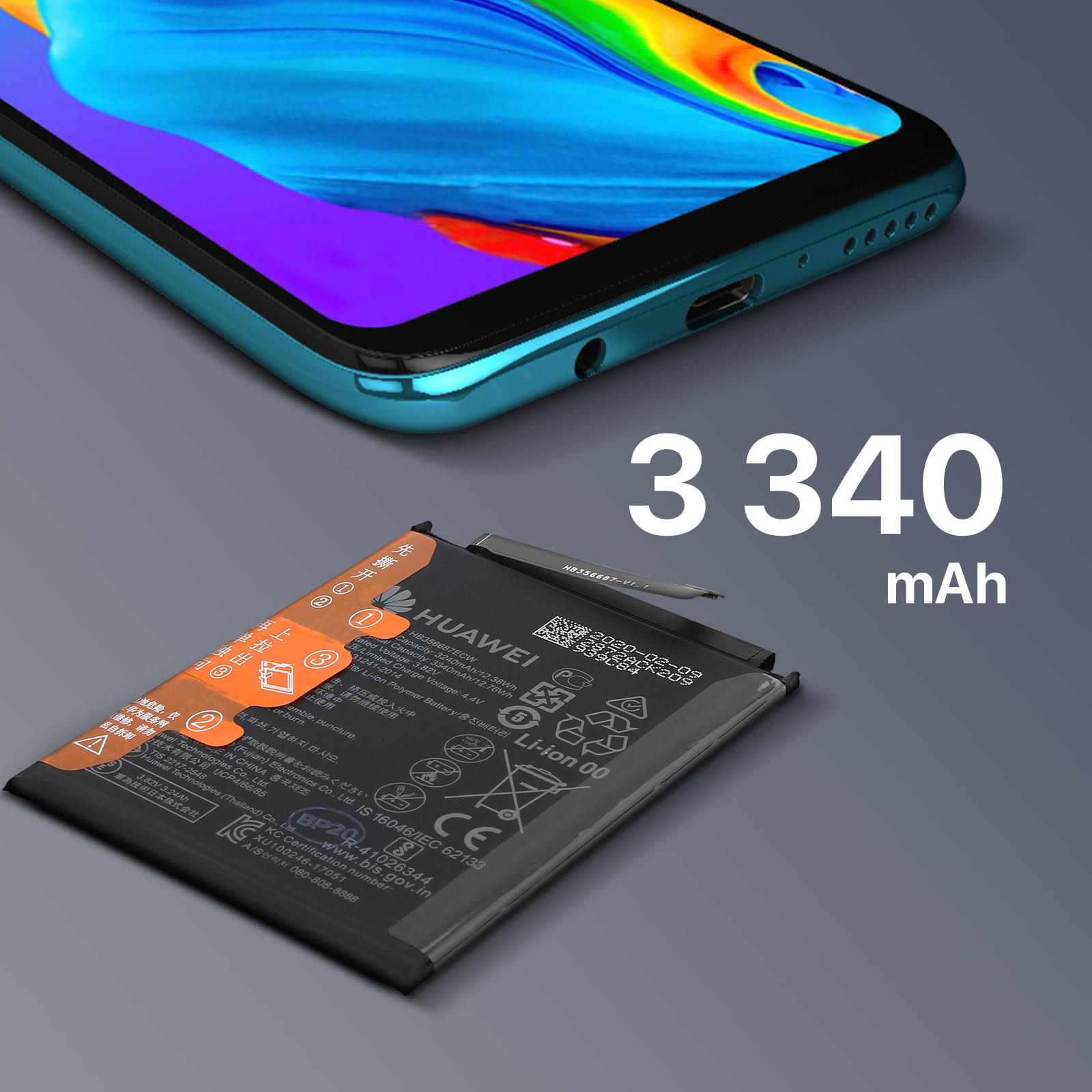 Una batteria per smartphone da 3340 mAh accanto a uno smartphone.