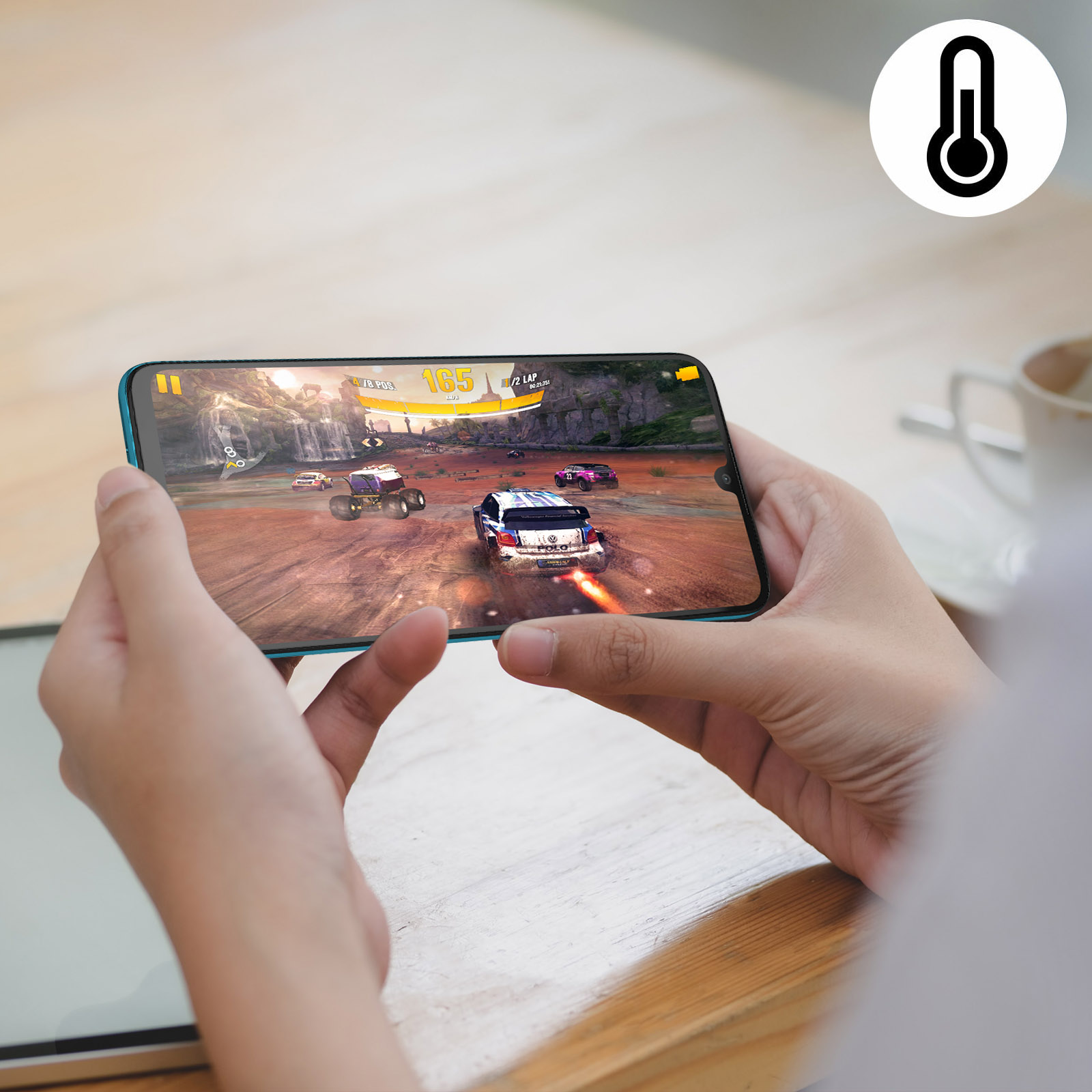 Persona che gioca a un gioco di corse su smartphone. Icona termometro in alto a destra.