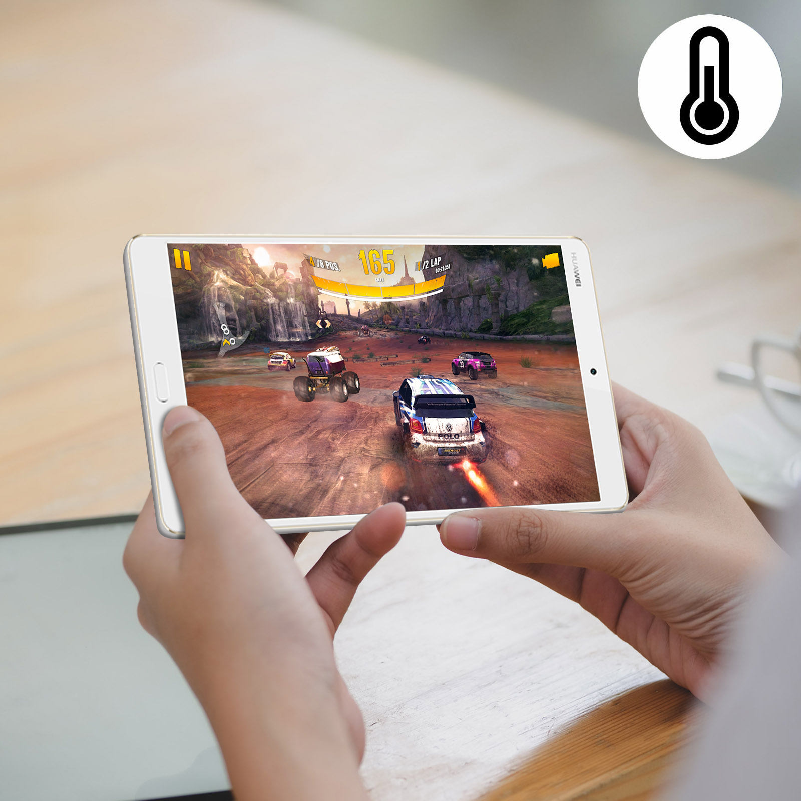 Persona gioca a un gioco di corse su tablet Huawei. Icona termometro in alto a destra.