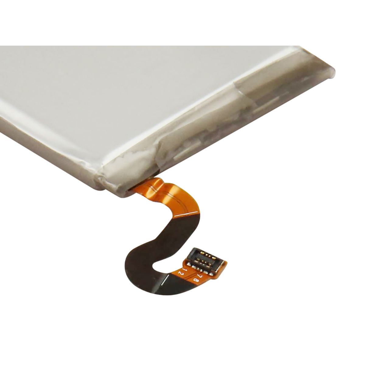 Ein dünner, rechteckiger Akku mit einem flexiblen orangefarbenen Anschlusskabel.