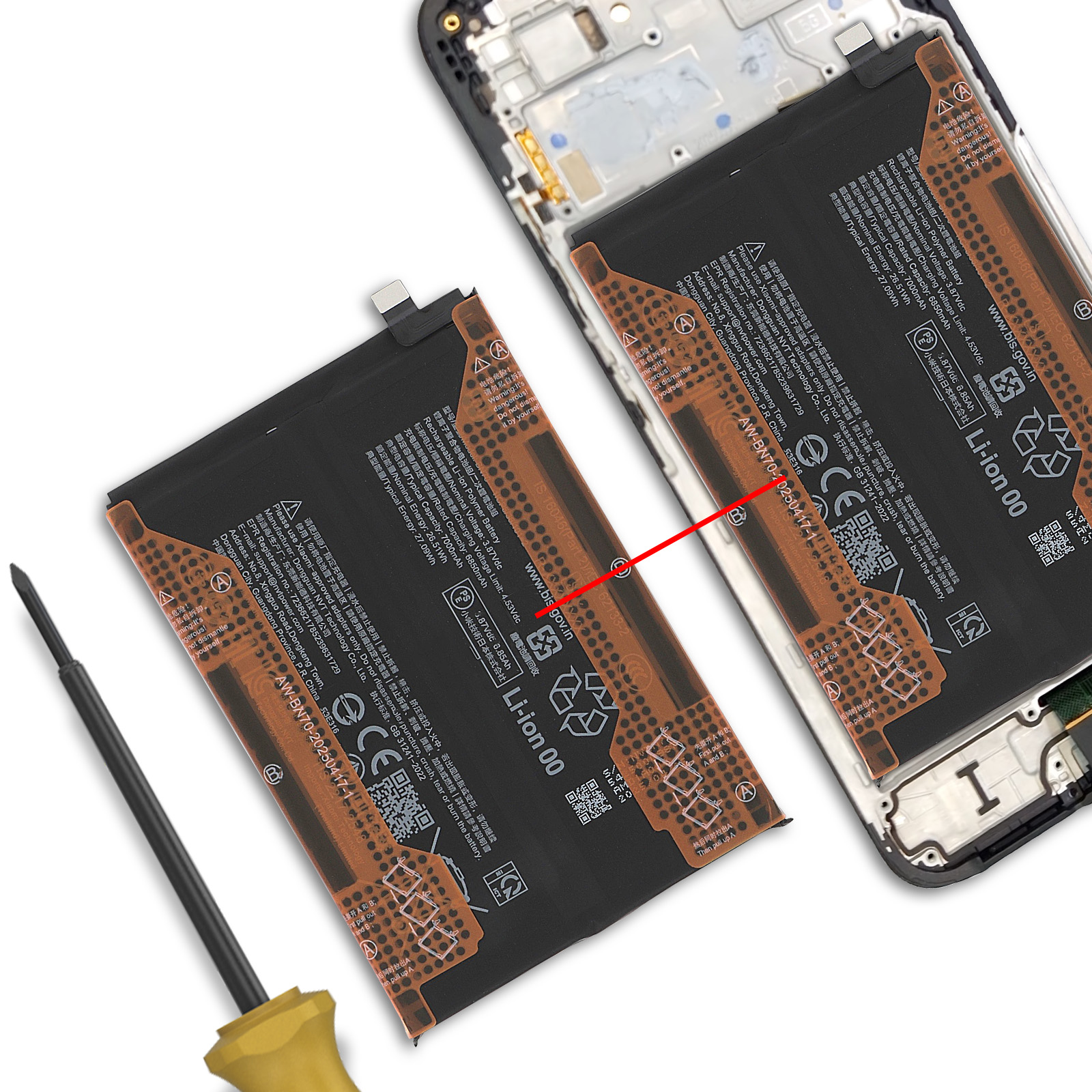 Una batteria per smartphone viene rimossa; un cacciavite è nelle vicinanze.