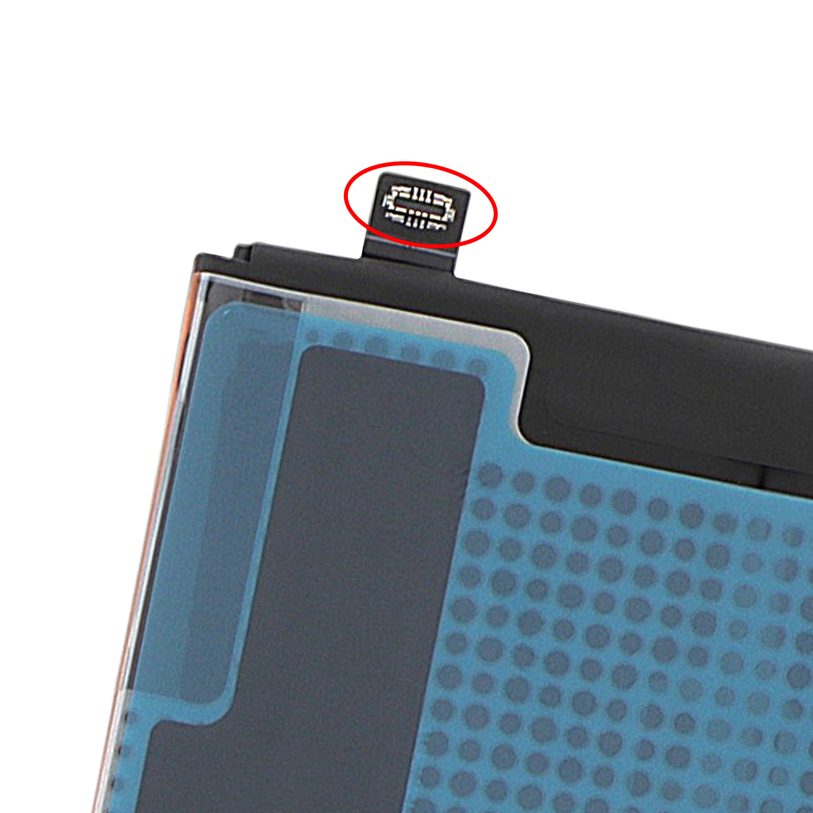 Primo piano di un cavo piatto flessibile con connettori che sporgono da un componente elettronico.