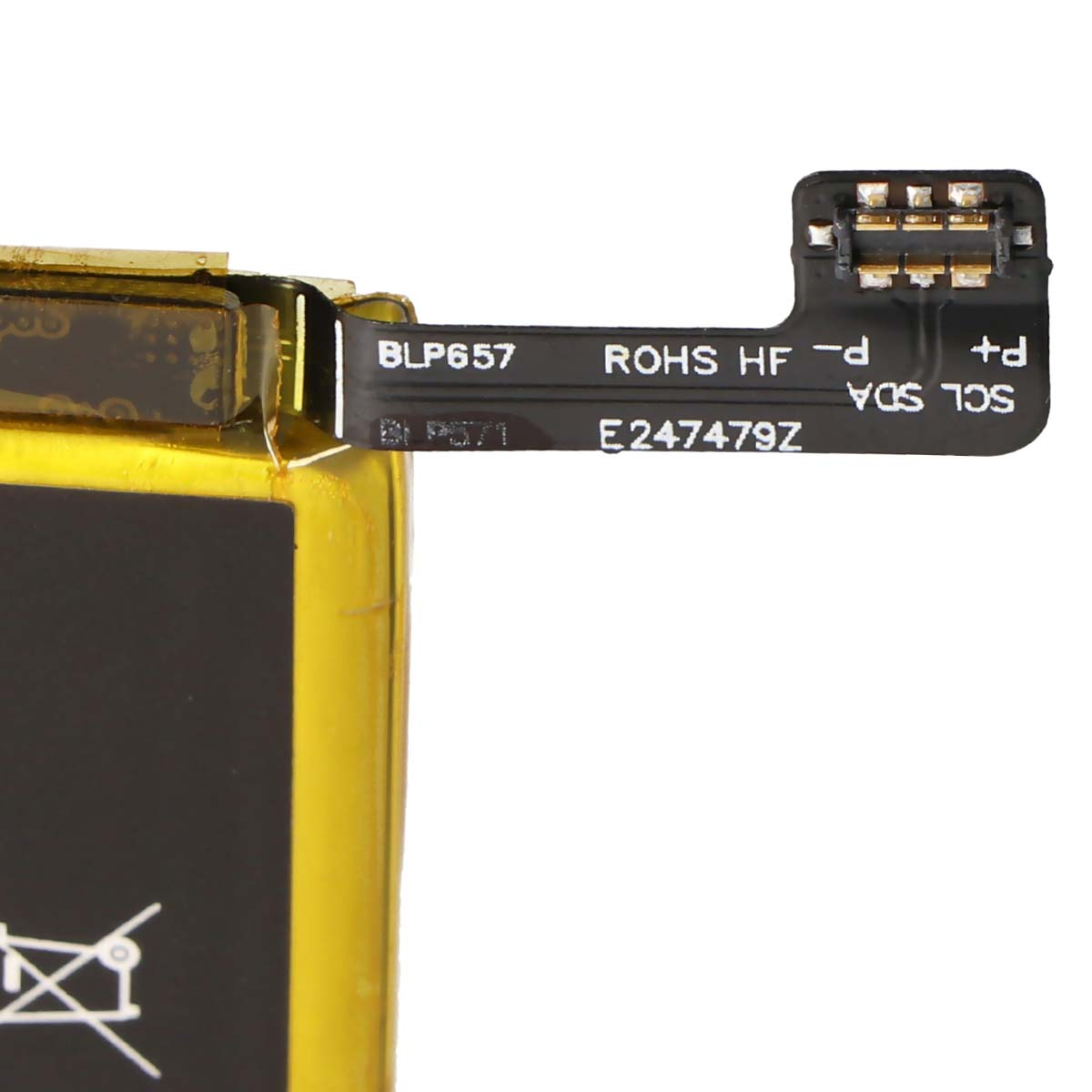 Una batteria gialla con un cavo piatto nero con etichette.