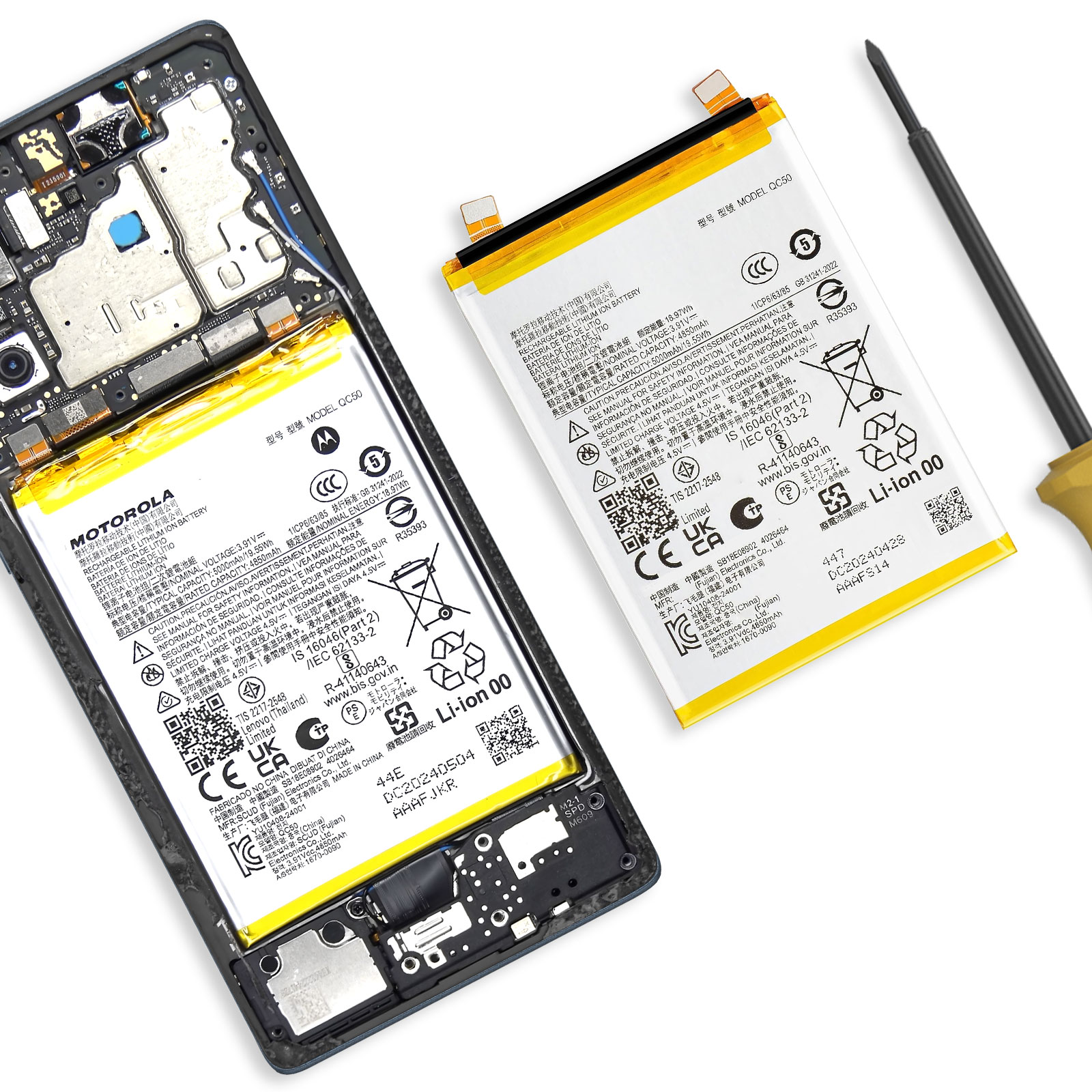 Una batteria per cellulare giace accanto a un cellulare aperto e un cacciavite.