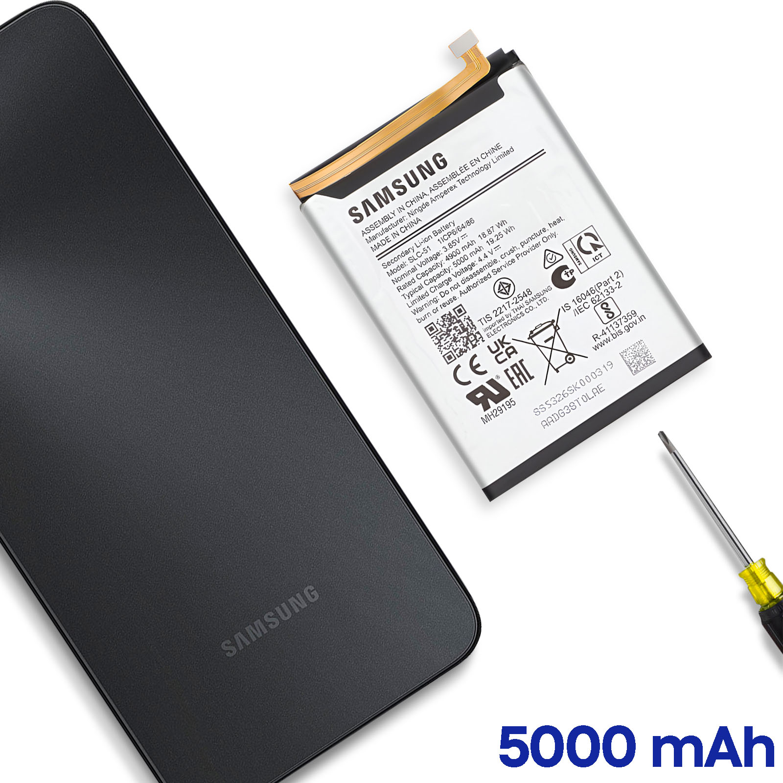 Schermo nero smartphone accanto a batteria Samsung e cacciavite. 5000 mAh.