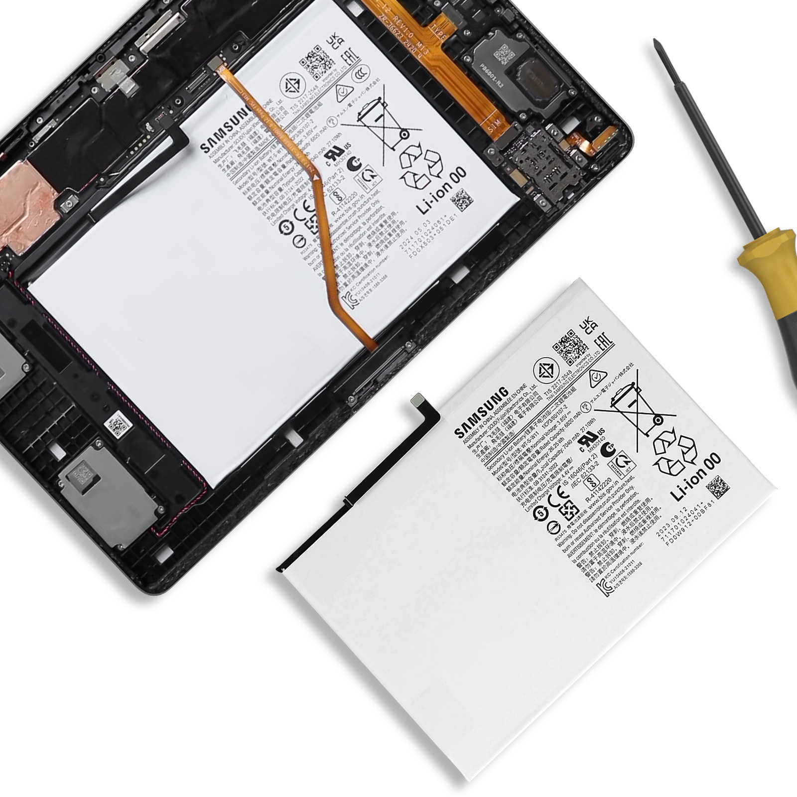 Una batteria per smartphone giace accanto alla sua custodia aperta e a un cacciavite.
