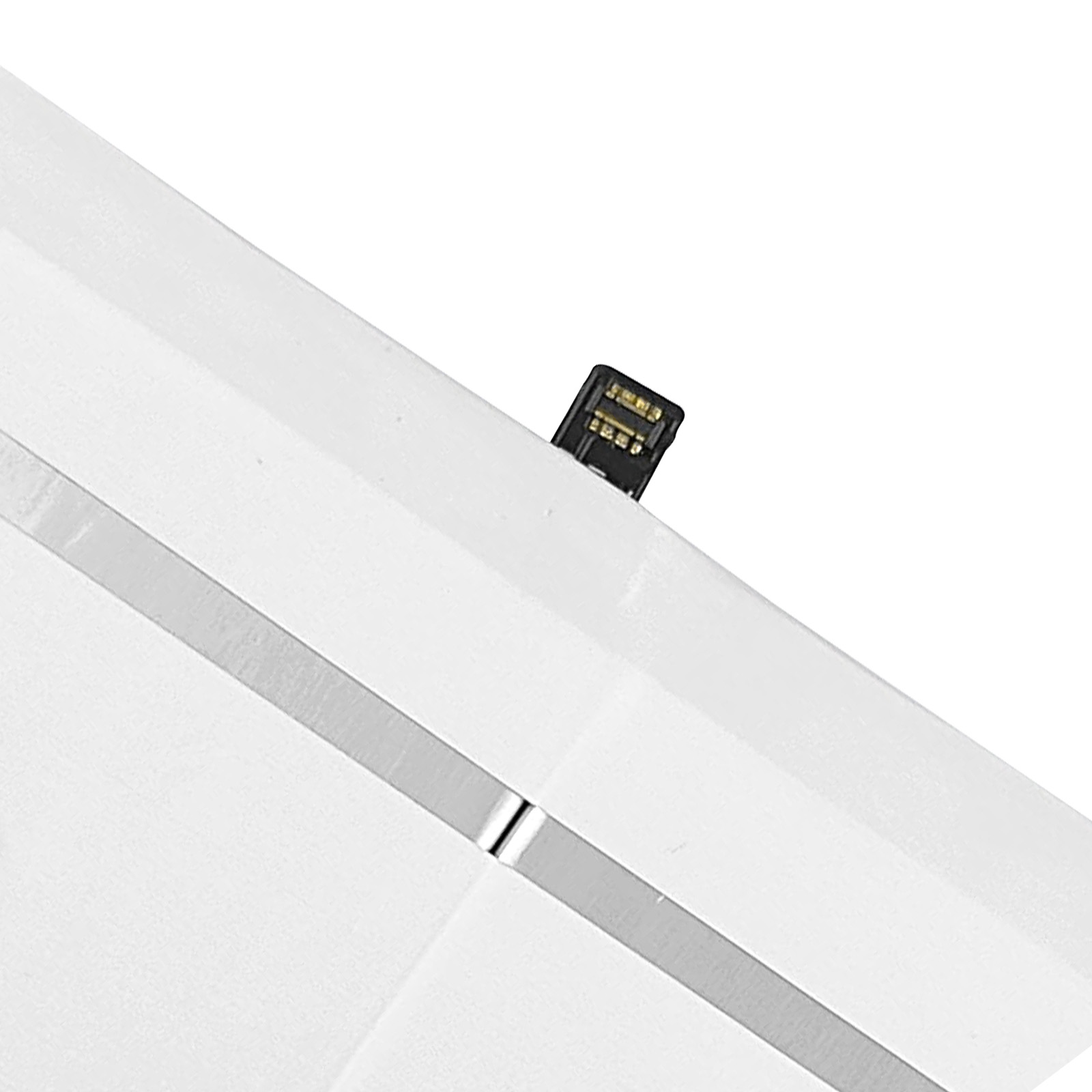 Un minuscolo slot per scheda SIM nero con contatti dorati sporge da un dispositivo bianco.
