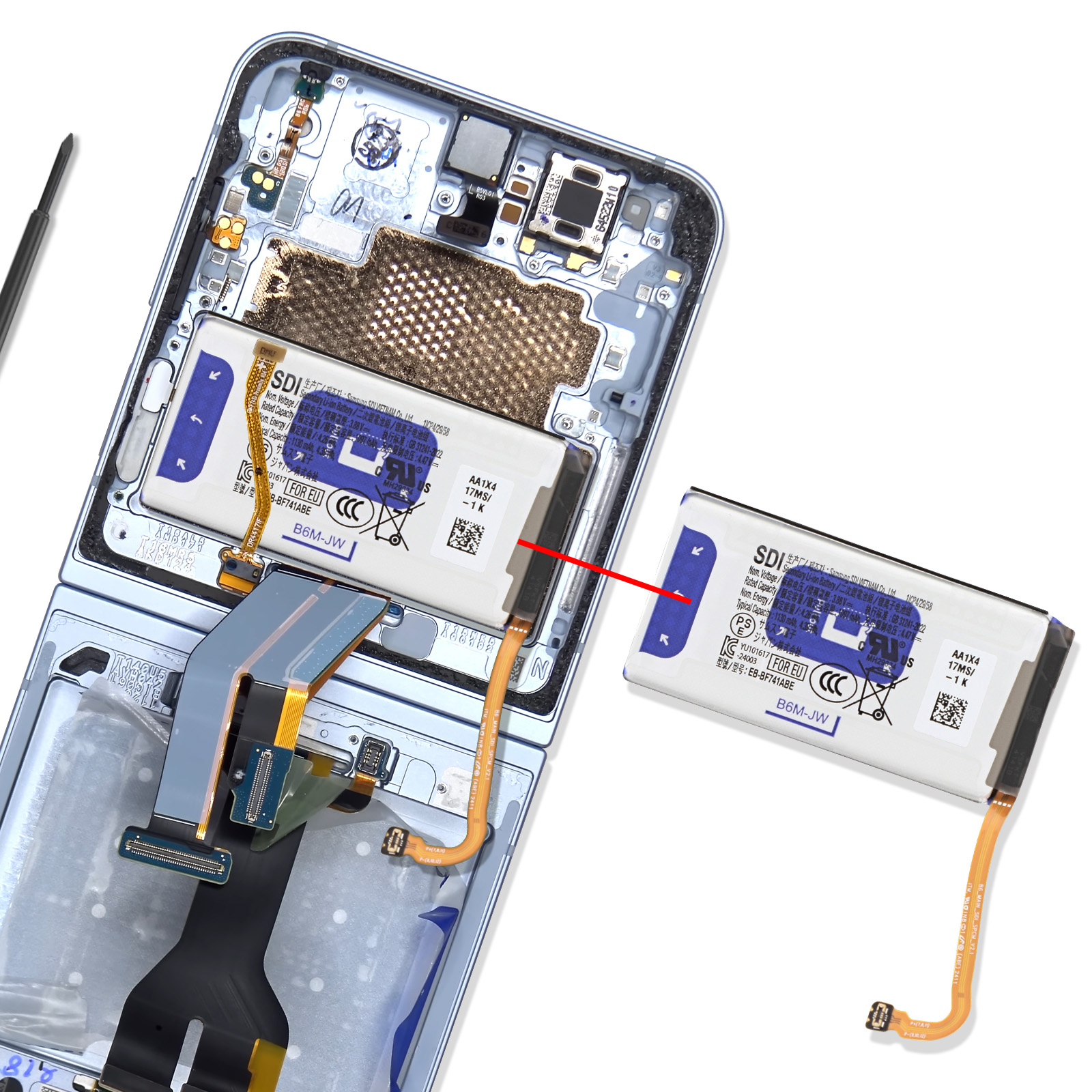 Une batterie de téléphone est retirée de son boîtier. Un tournevis est à gauche.