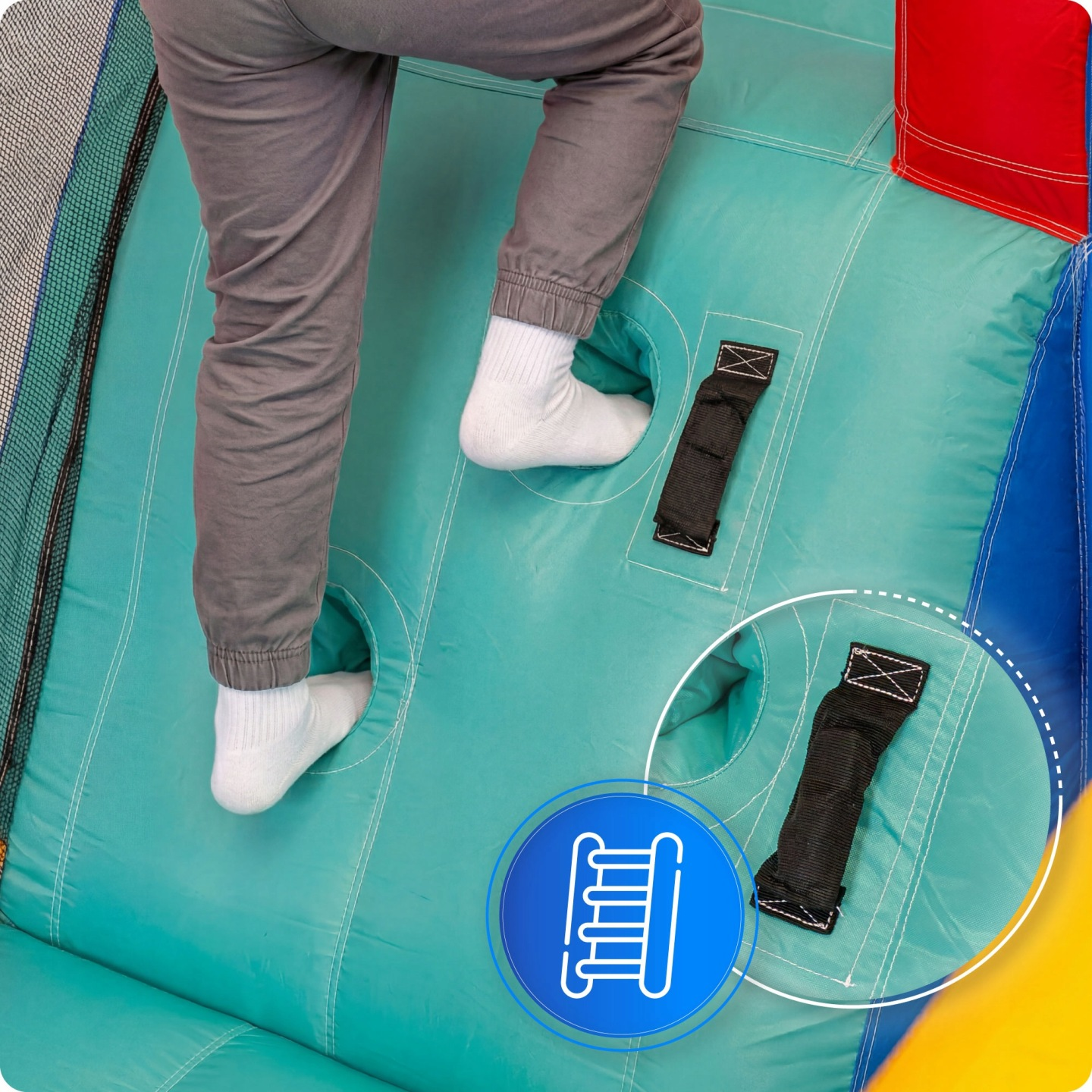 Kind klettert auf türkisfarbene Hüpfburg mit Griffen und Leiter-Symbol.