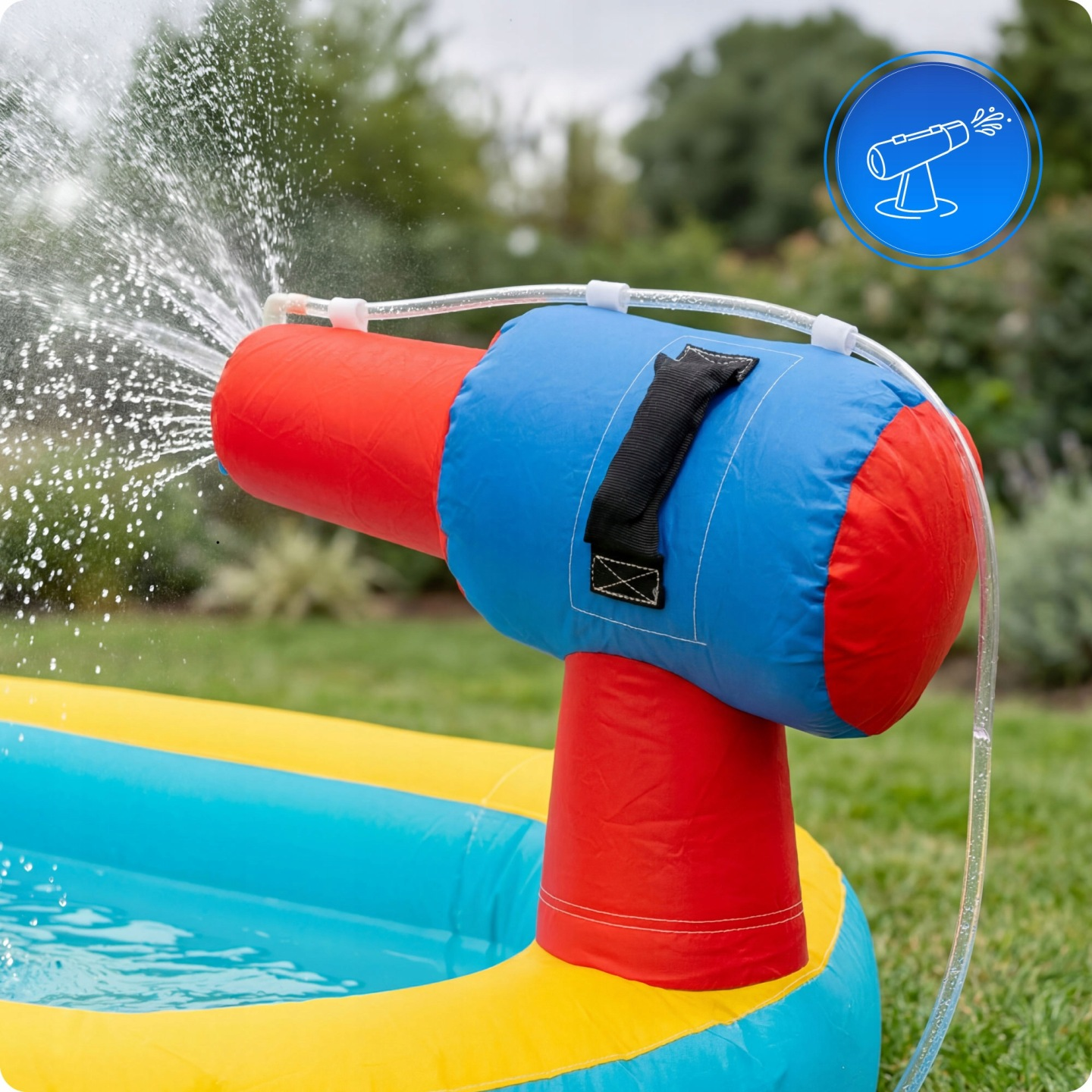 Aufblasbarer Wassersprinkler spritzt Wasser in einen Pool im Garten.