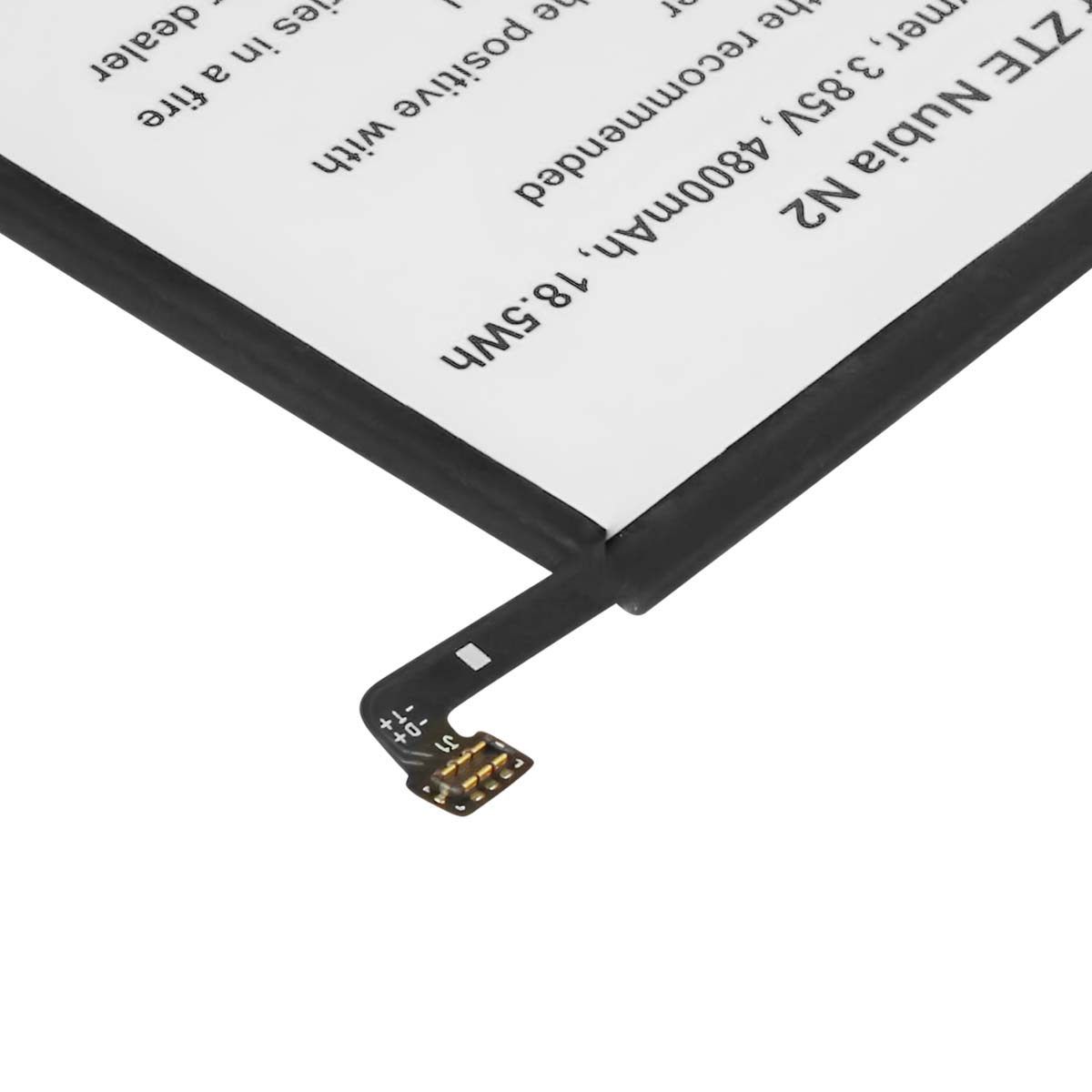 Primo piano di una batteria ZTE Nubia N2 con testo e connettore.