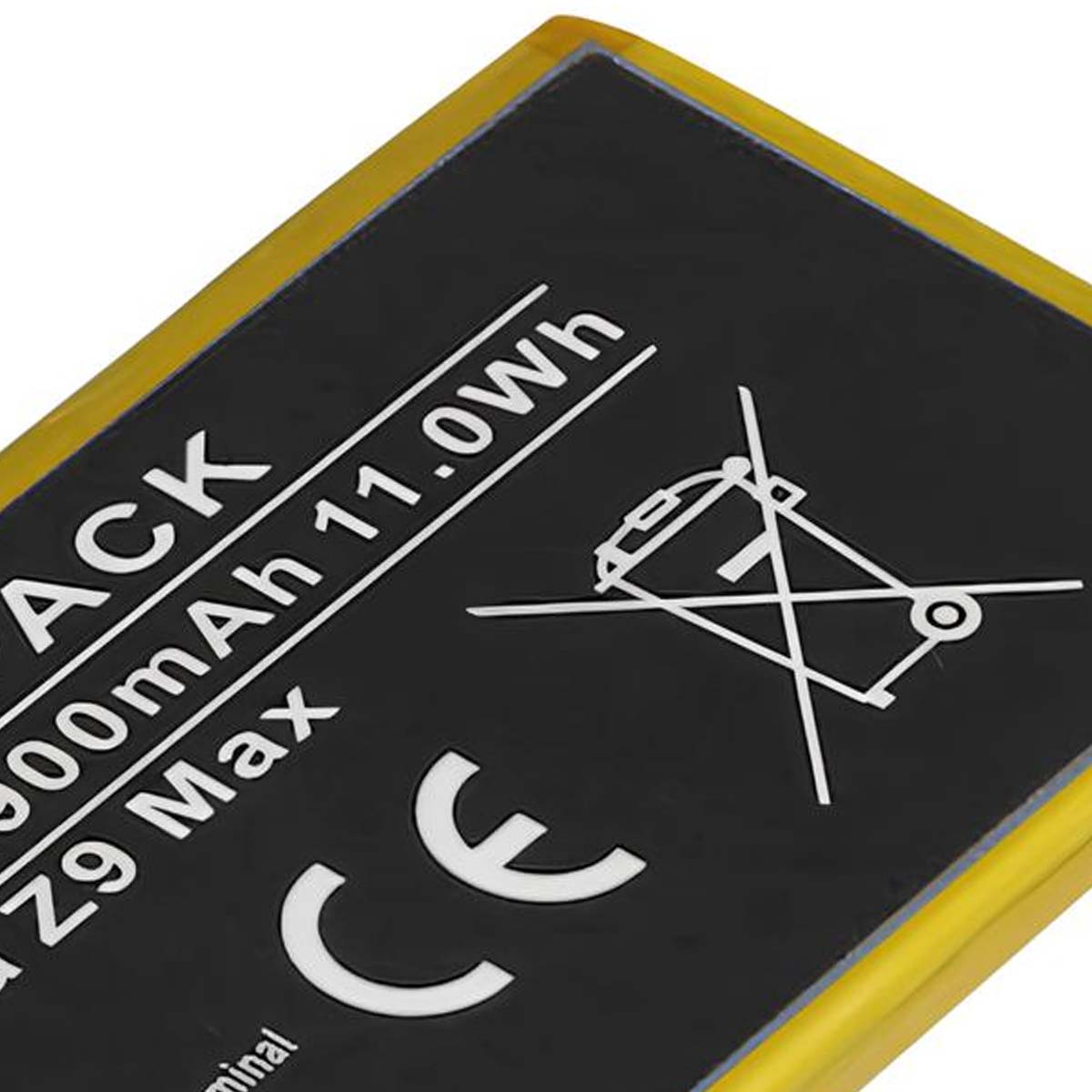 Batteria nera con bordo giallo, mostra marchio CE e 3000 mAh.