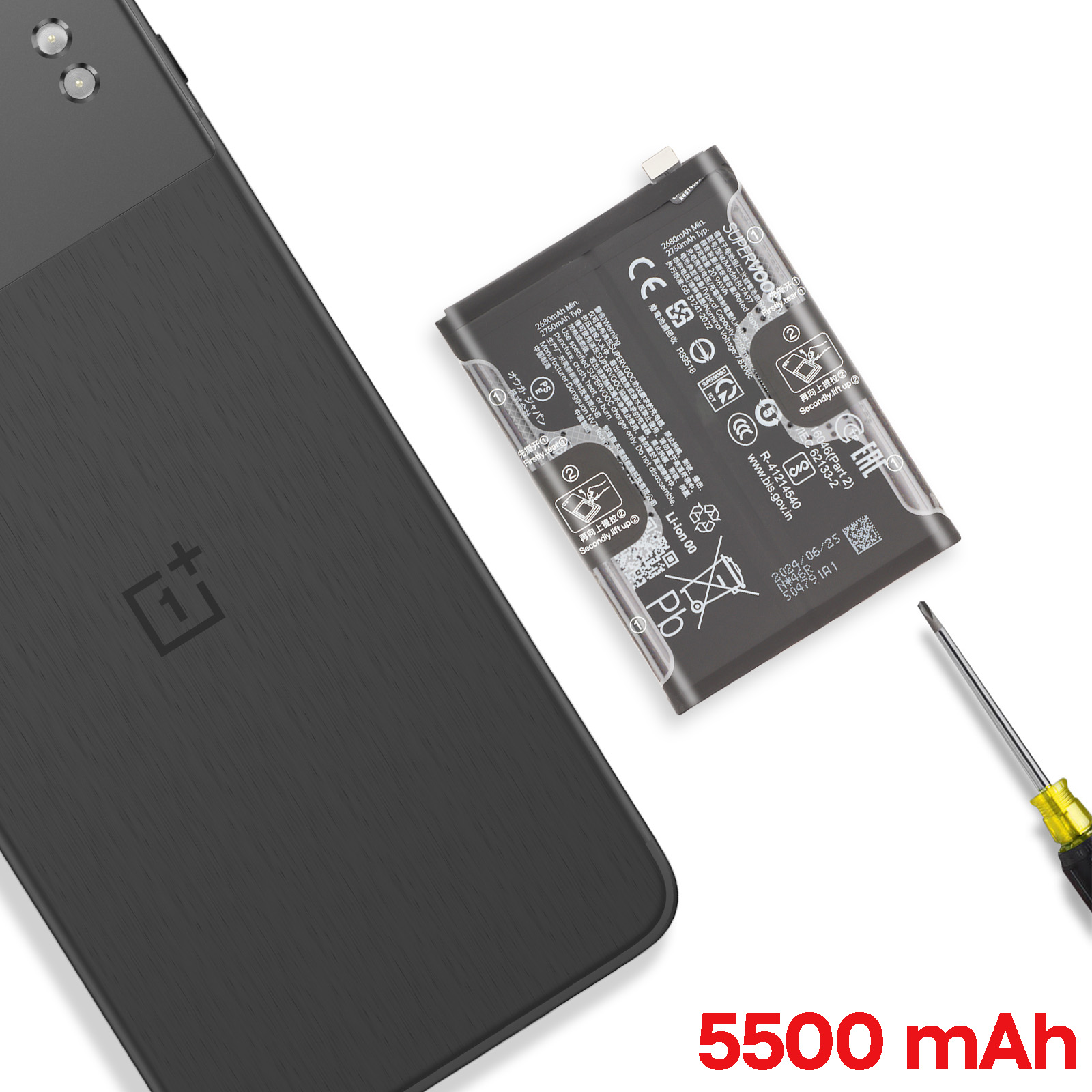 Batteria smartphone, smartphone e cacciavite su sfondo bianco.