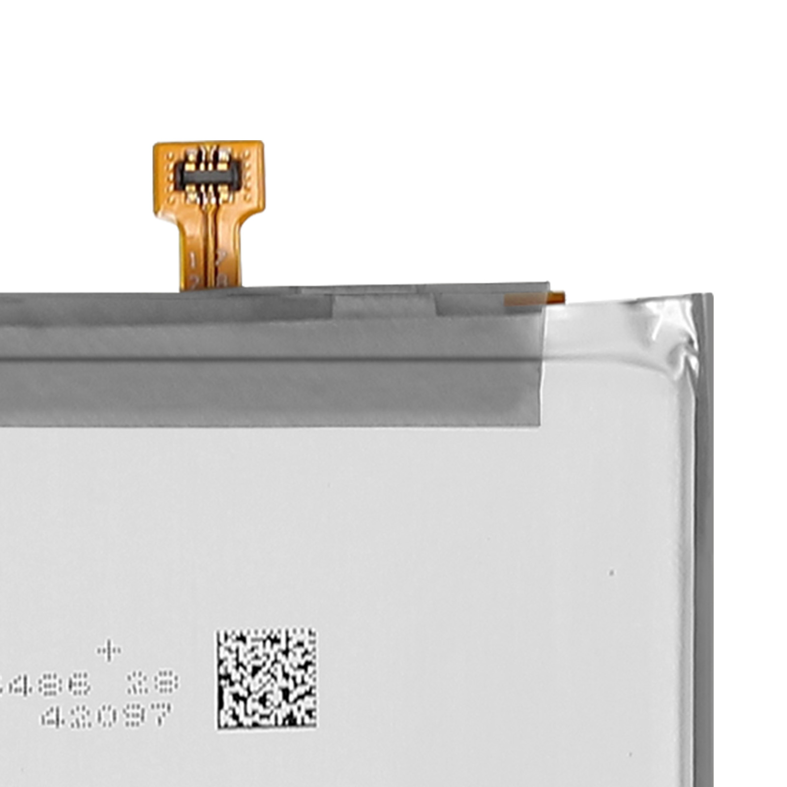 Naher an einer Batterie mit einem Anschlusskabel und QR-Code.
