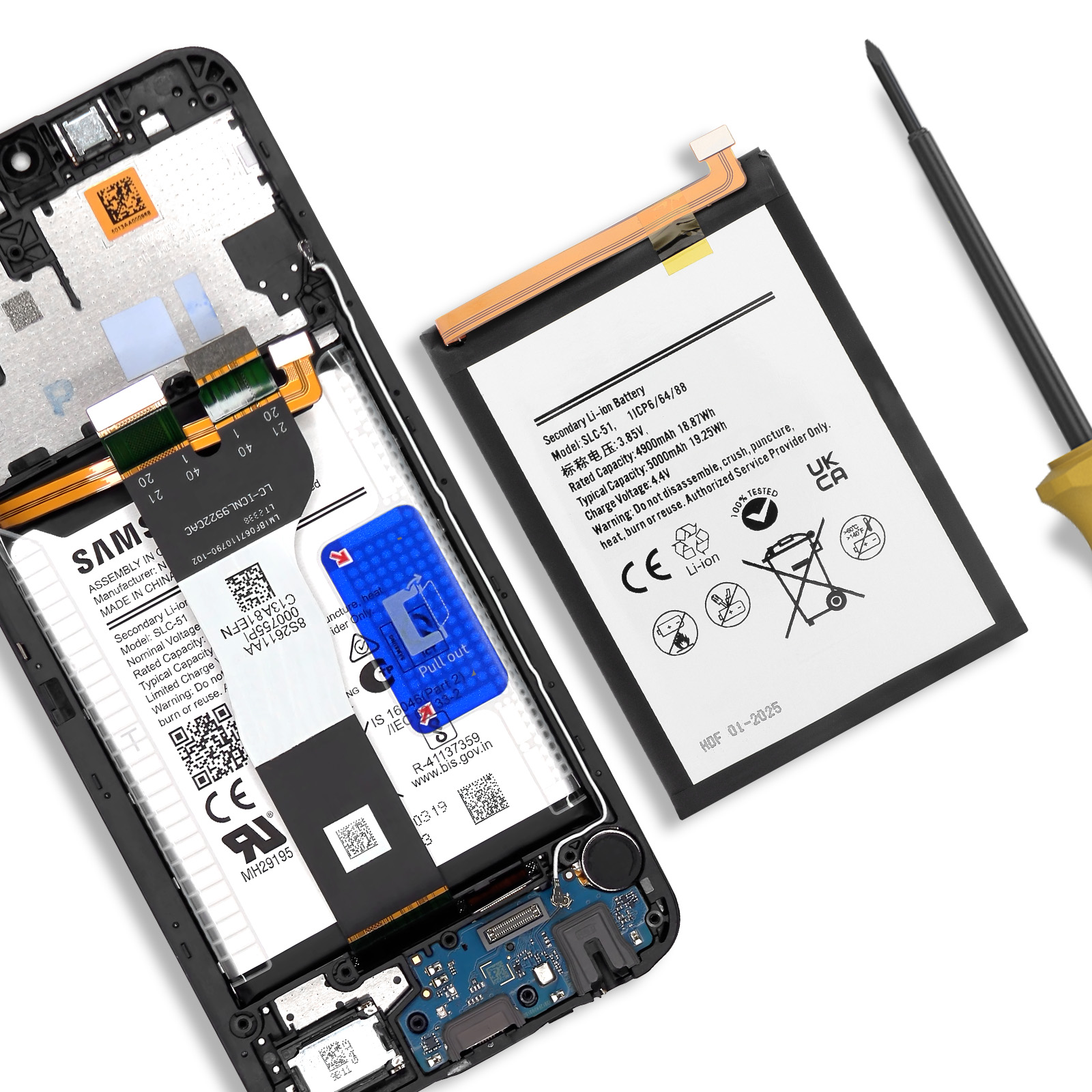 Telaio smartphone con scheda madre esposta, batteria e cacciavite.