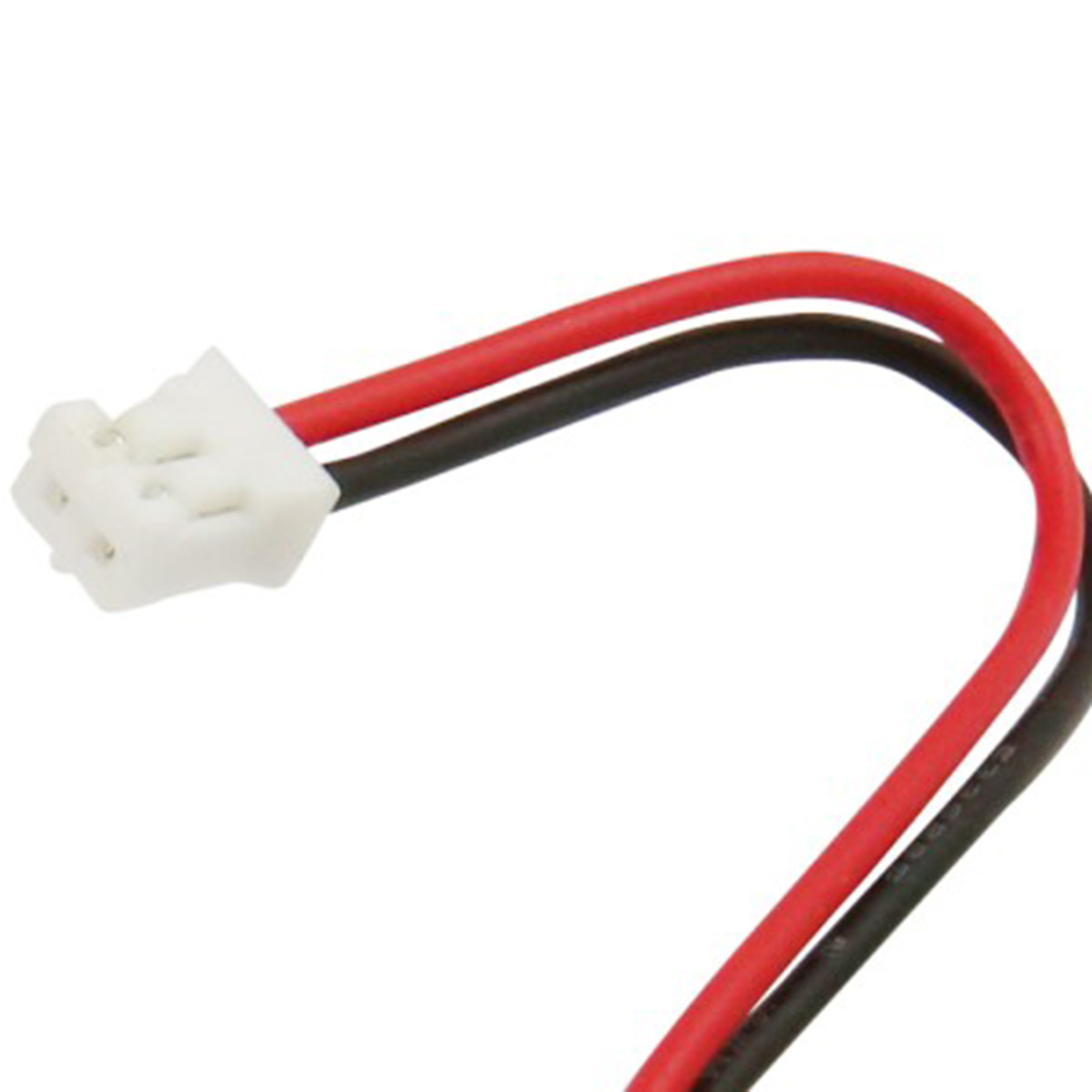 Primo piano di un connettore bianco in plastica con fili rossi e neri su sfondo bianco.
