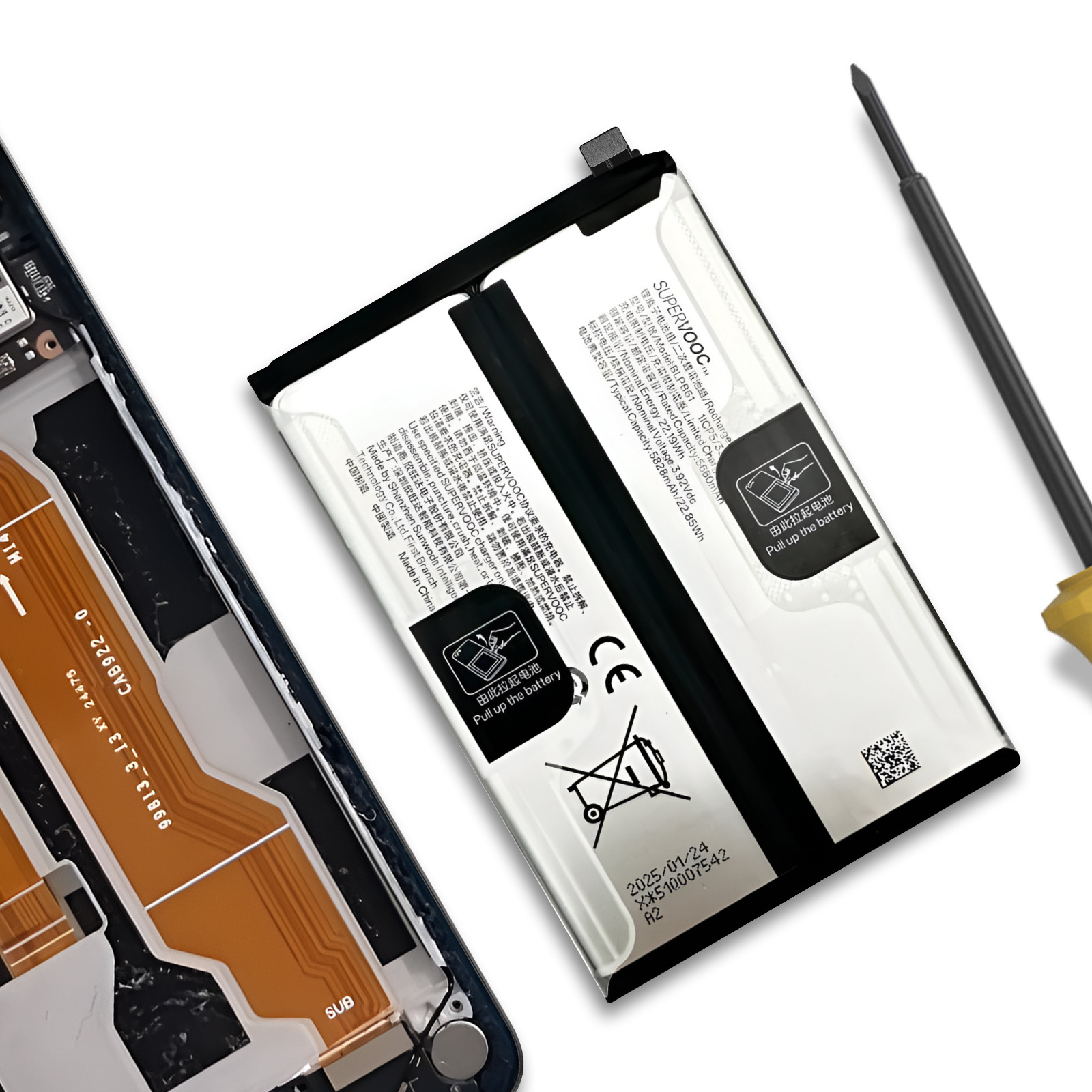 Una batteria per smartphone con logo SUPERVOOC, attrezzo e parte di un telefono smontato.