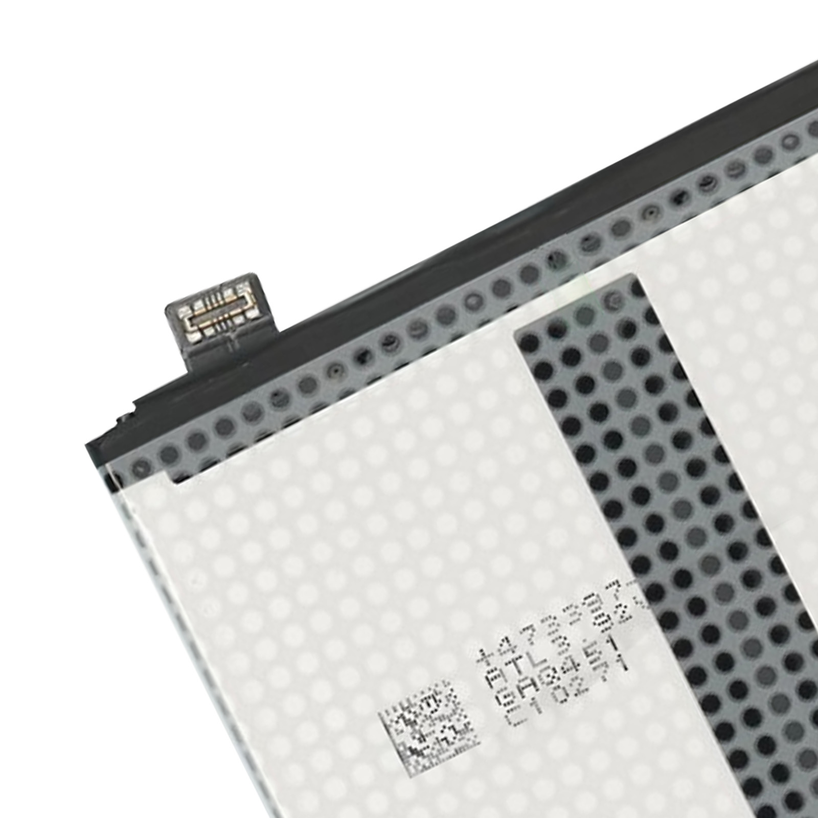 Un cavo connettore della batteria si estende da una batteria rettangolare con motivo a fori.