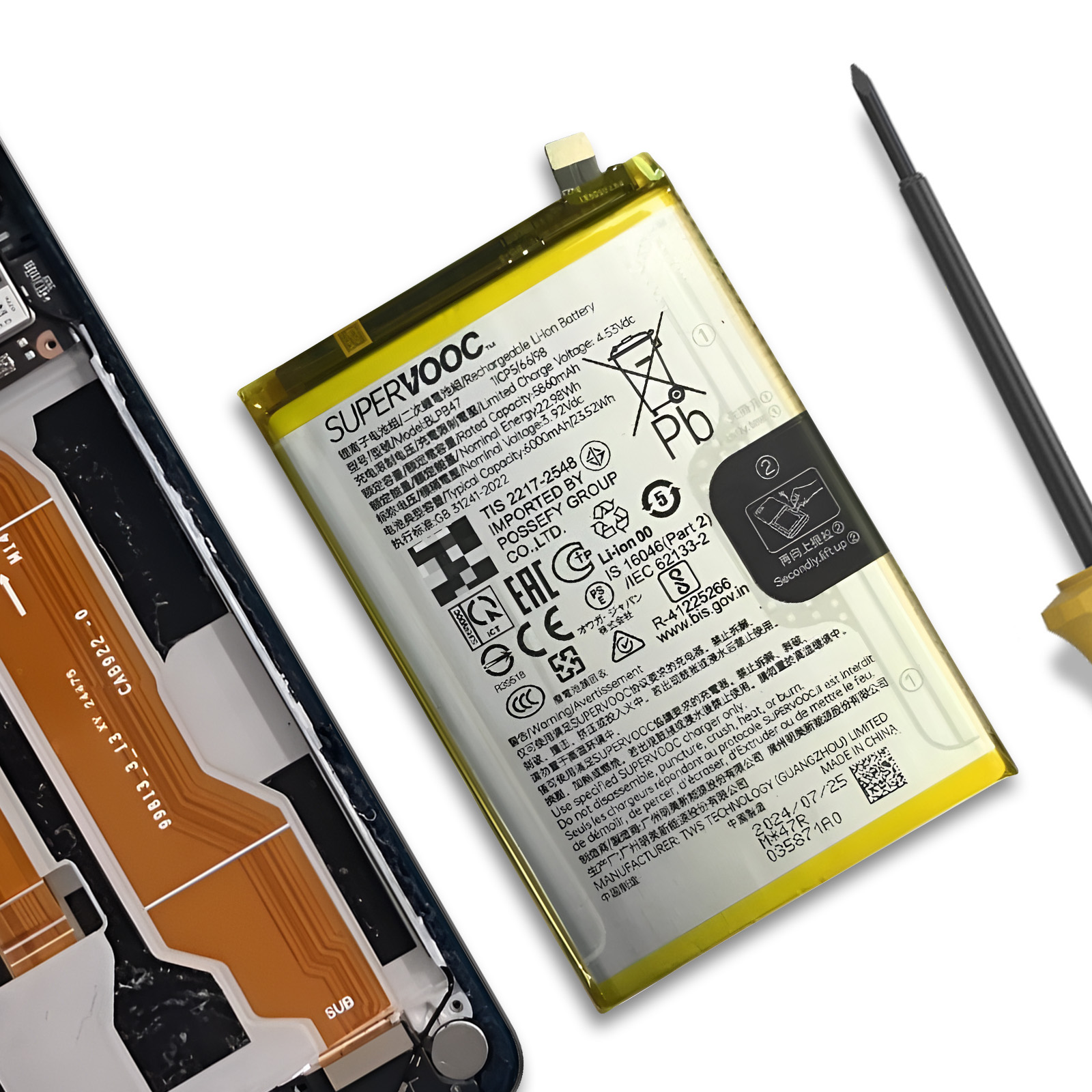 Una batteria gialla SUPERVOOC con etichette giace accanto a componenti di smartphone e uno strumento.