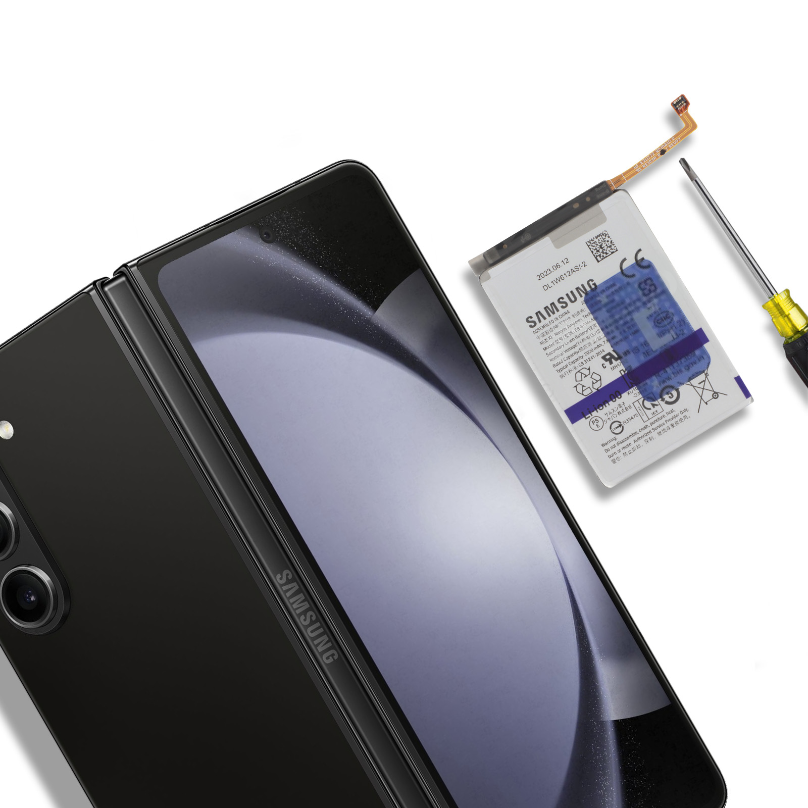 Un telefono pieghevole nero con una batteria di ricambio e un cacciavite.
