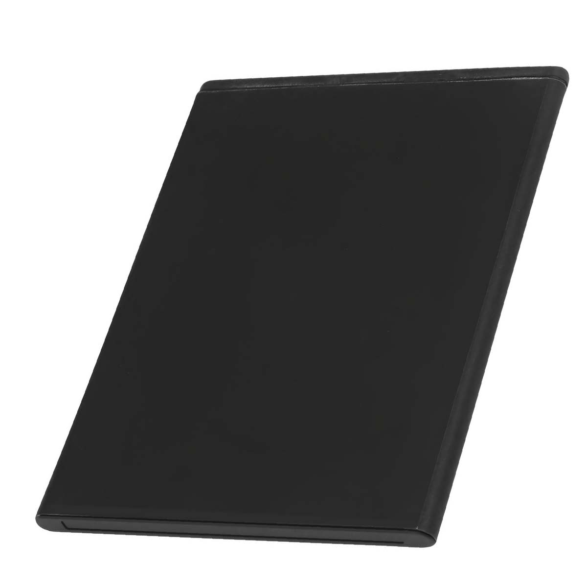 Ein schwarzer, rechteckiger Akku liegt diagonal auf weißem Hintergrund.