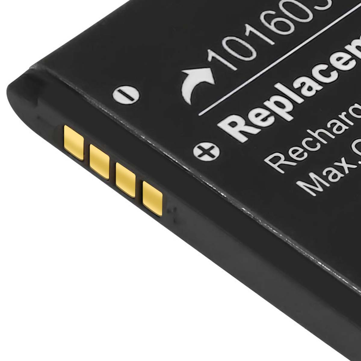Nahaufnahme einer schwarzen Batterie mit goldenen Kontakten und Beschriftung.
