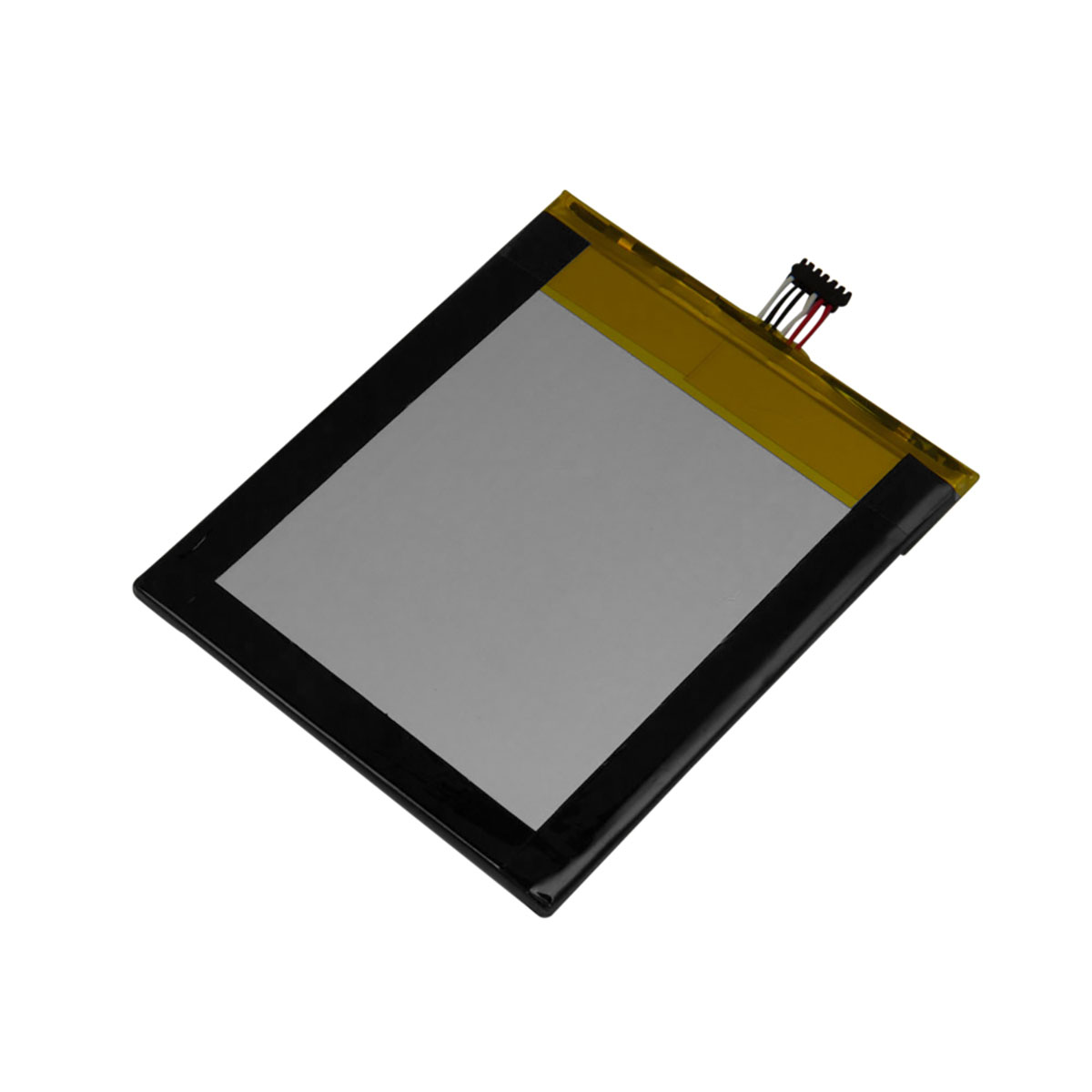 Una batteria piatta e rettangolare con segni e cavi neri e gialli.