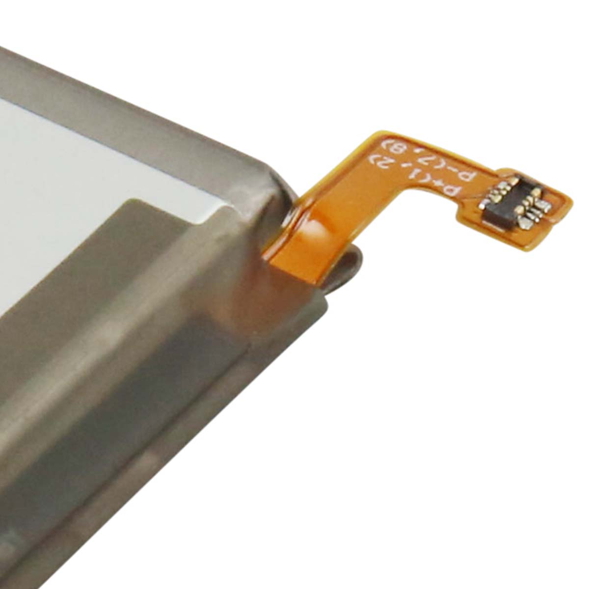 Una bater ía de iones de litio con un cable flexible naranja y un conector.