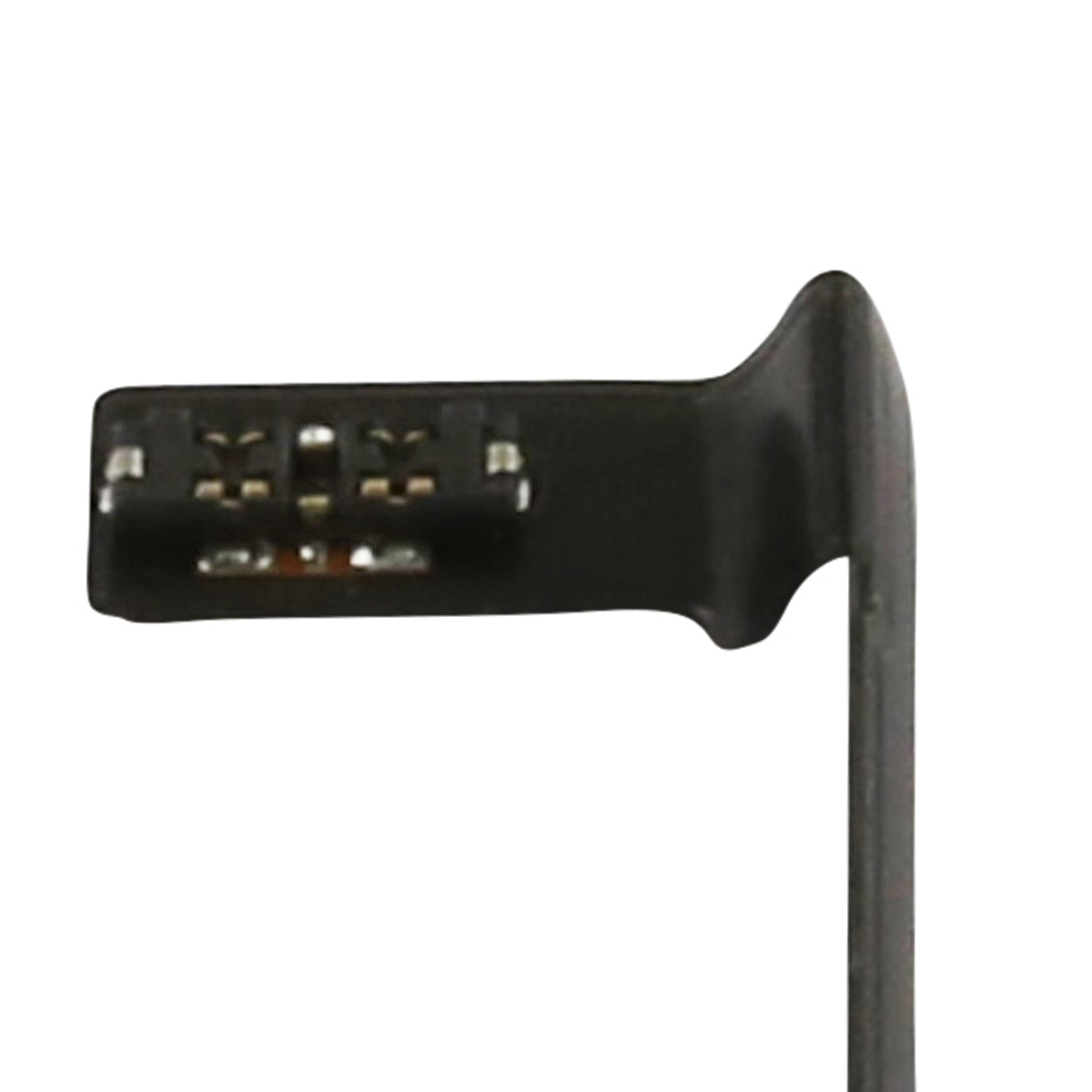 Primo piano di un connettore elettronico nero con pin dorati su sfondo bianco.