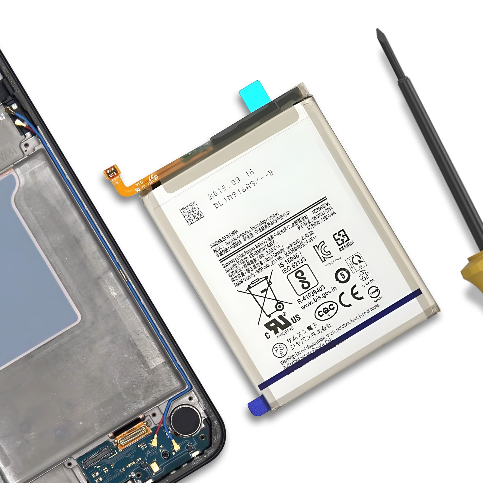 Ein Smartphone-Akku und ein Schraubendreher liegen auf einem weißen Hintergrund.