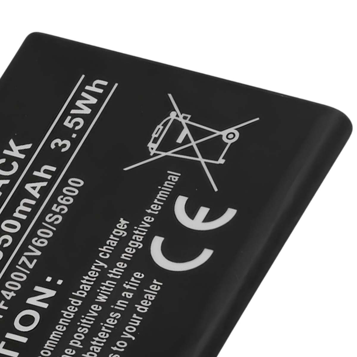 Batteria nera con marchio CE, specifiche di potenza e informazioni sullo smaltimento.