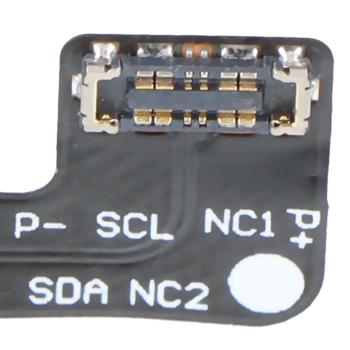 Un cavo flessibile per circuito stampato nero con contatti dorati e scritte bianche.