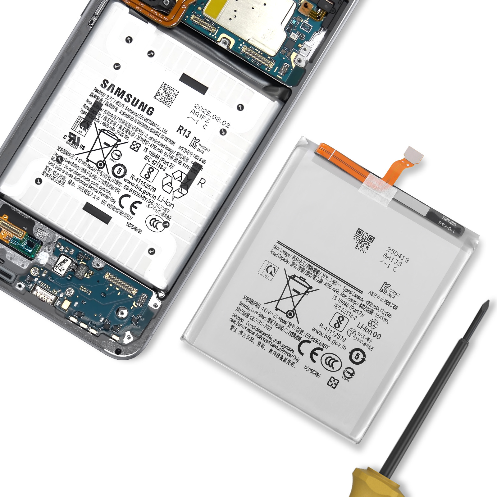 Una batteria Samsung e l'alloggiamento di uno smartphone con circuito stampato sono uno accanto all'altro.